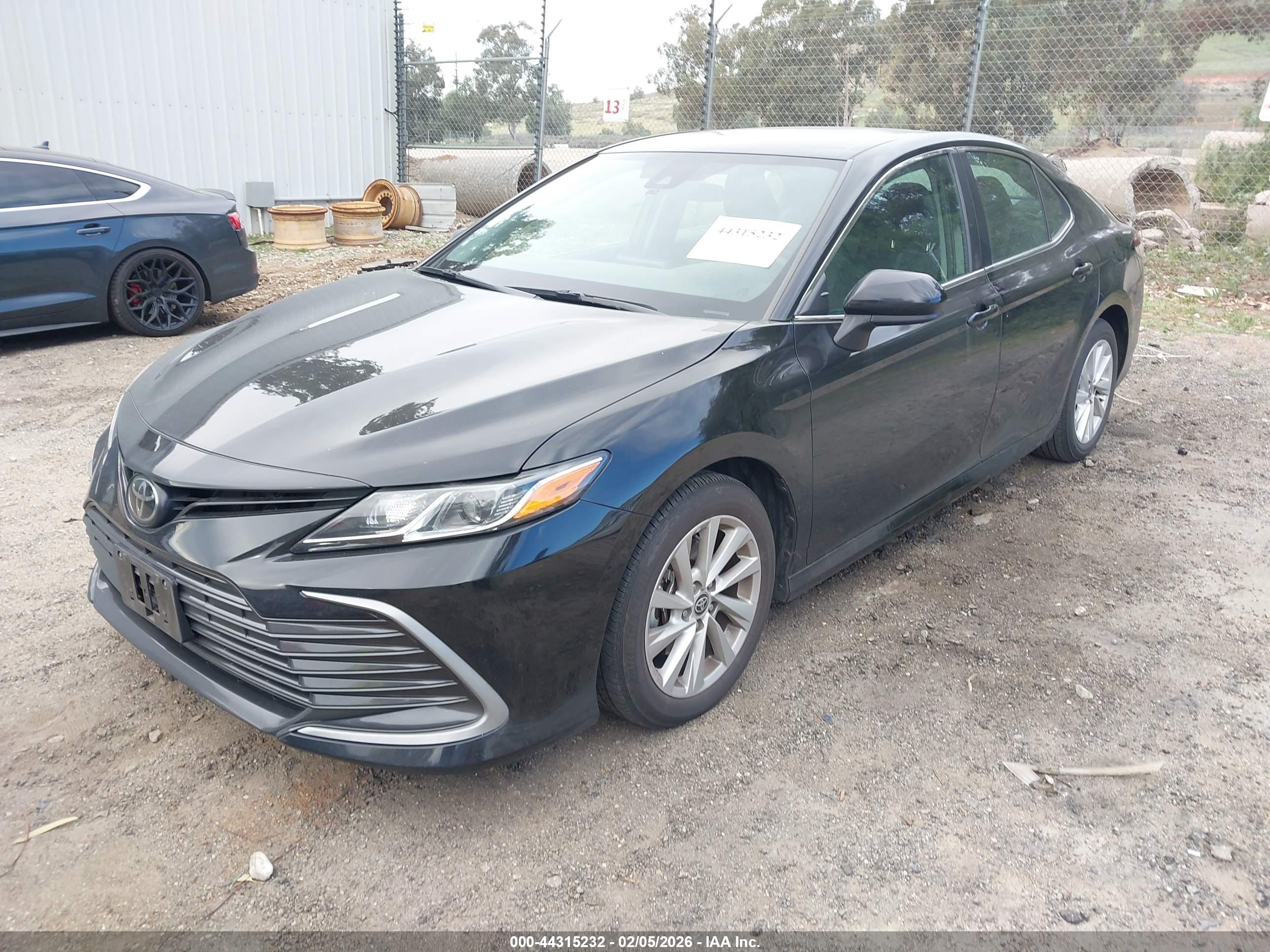 TOYOTA CAMRY image 2
