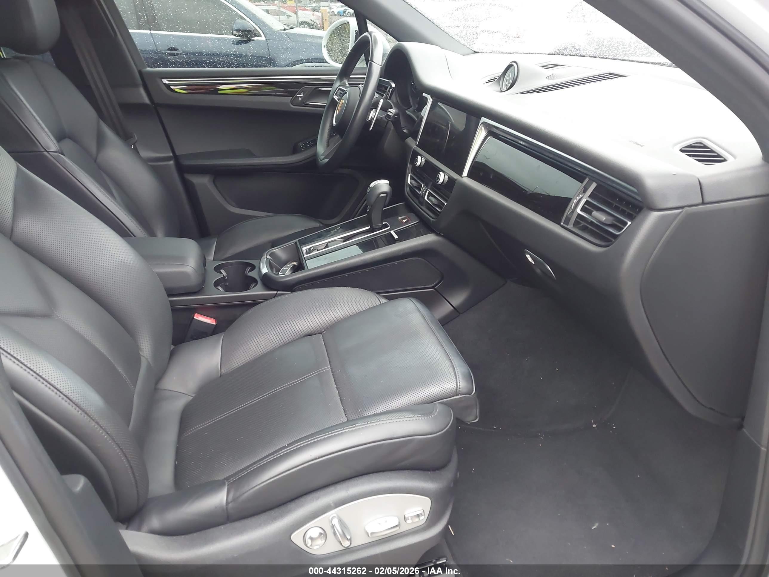 PORSCHE MACAN image 5