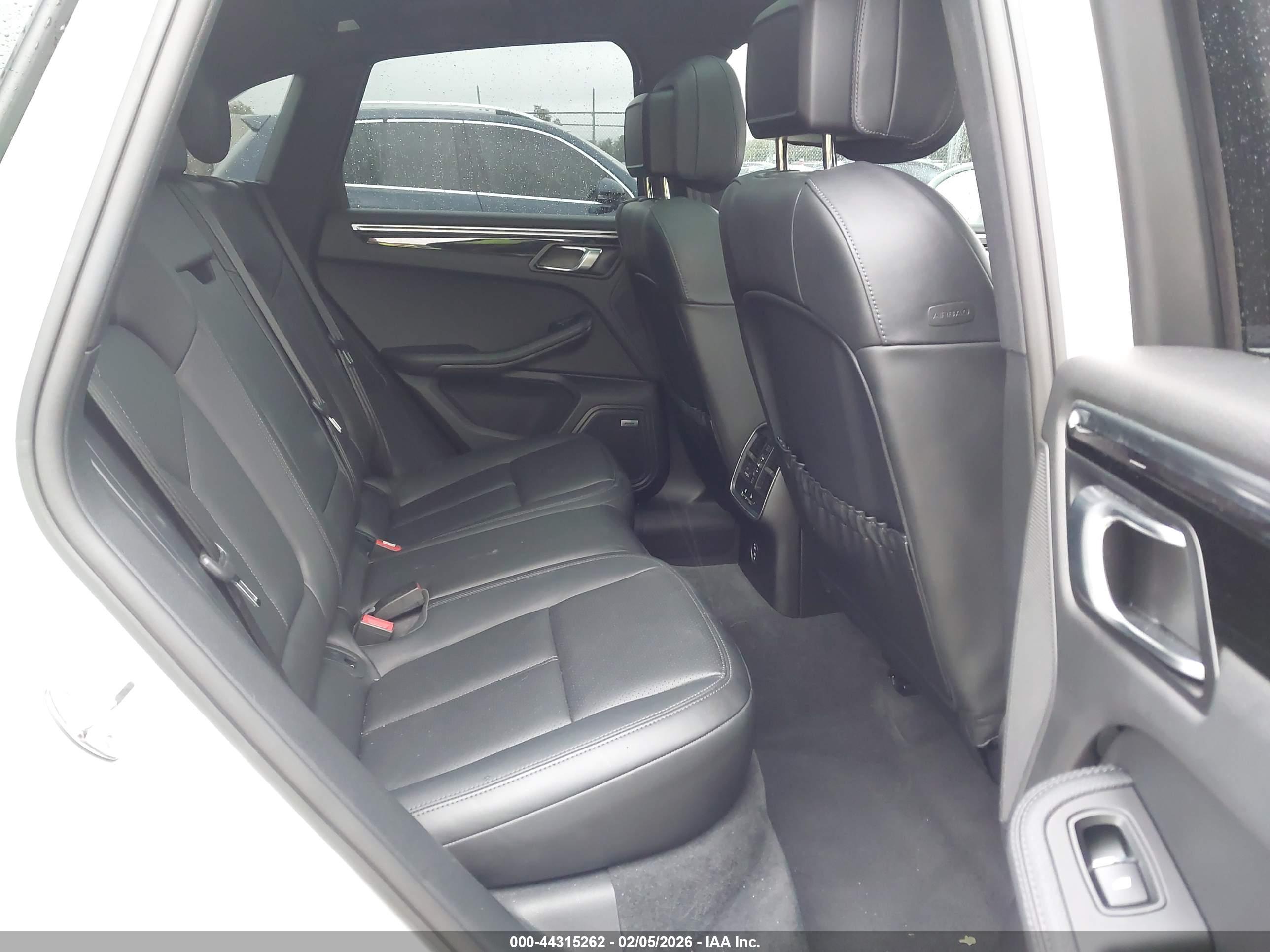 PORSCHE MACAN image 8