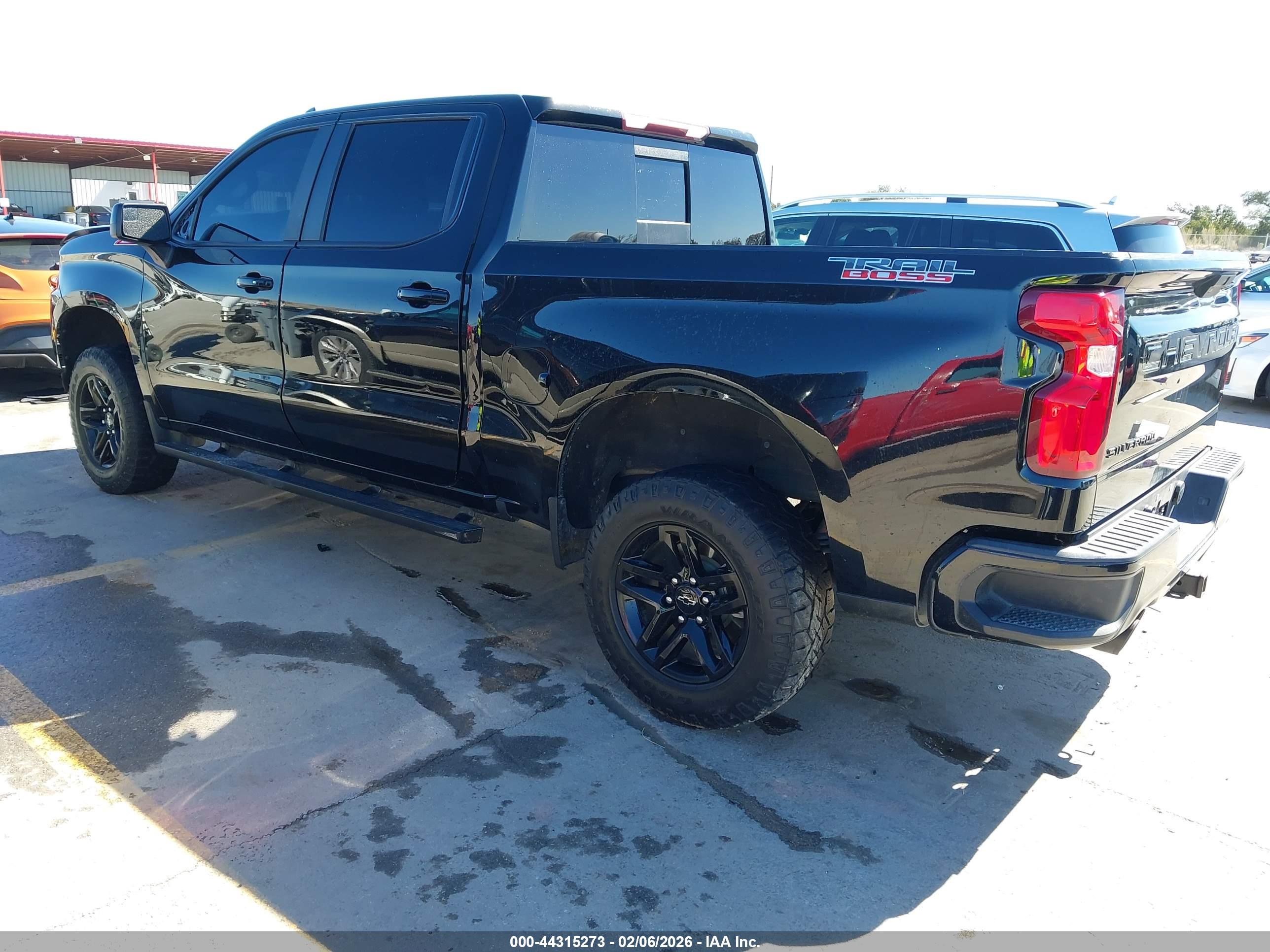 CHEVROLET SILVERADO image 3