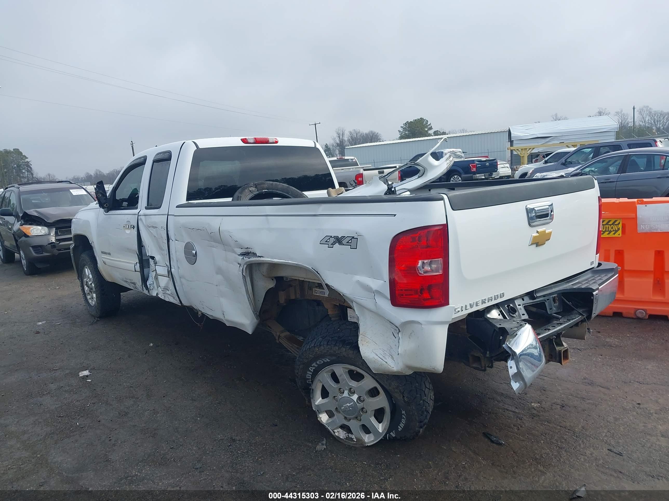 CHEVROLET SILVERADO image 3