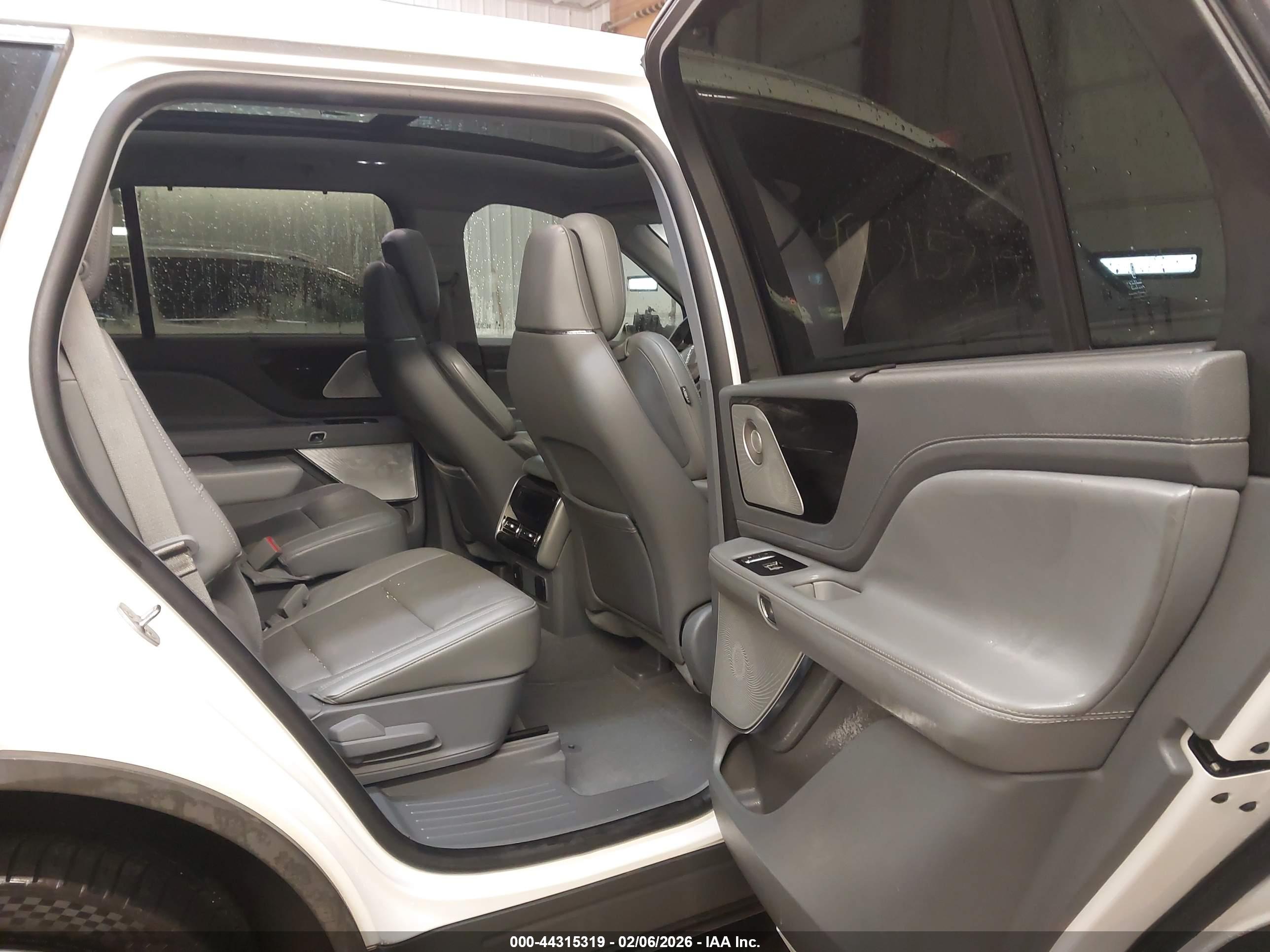 LINCOLN AVIATOR image 8