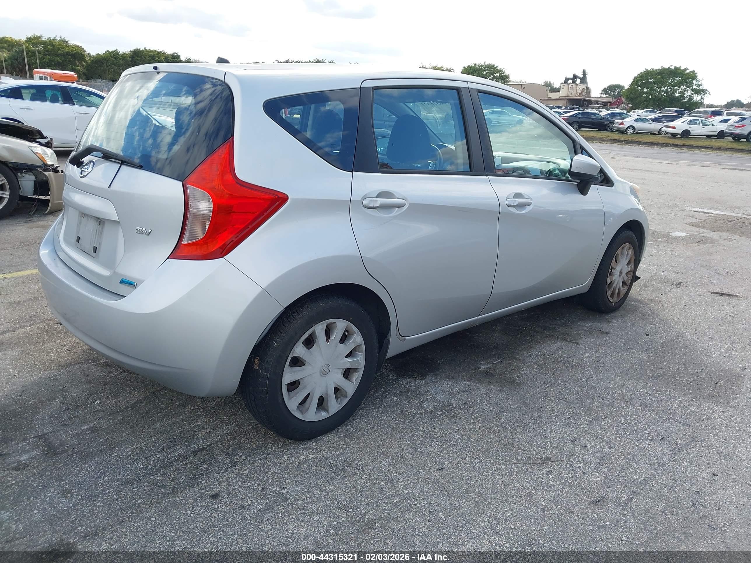 NISSAN VERSA image 4
