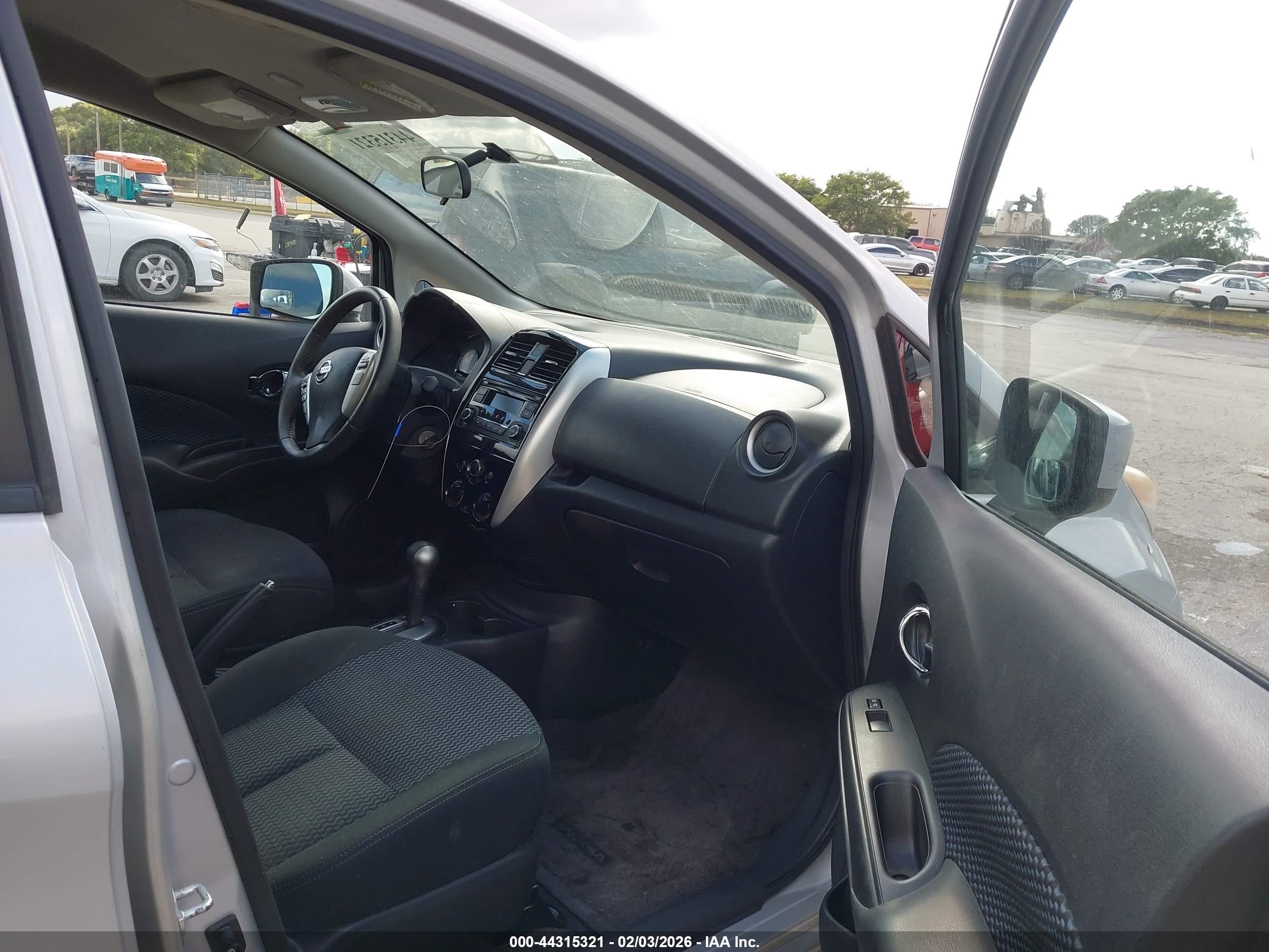 NISSAN VERSA image 5