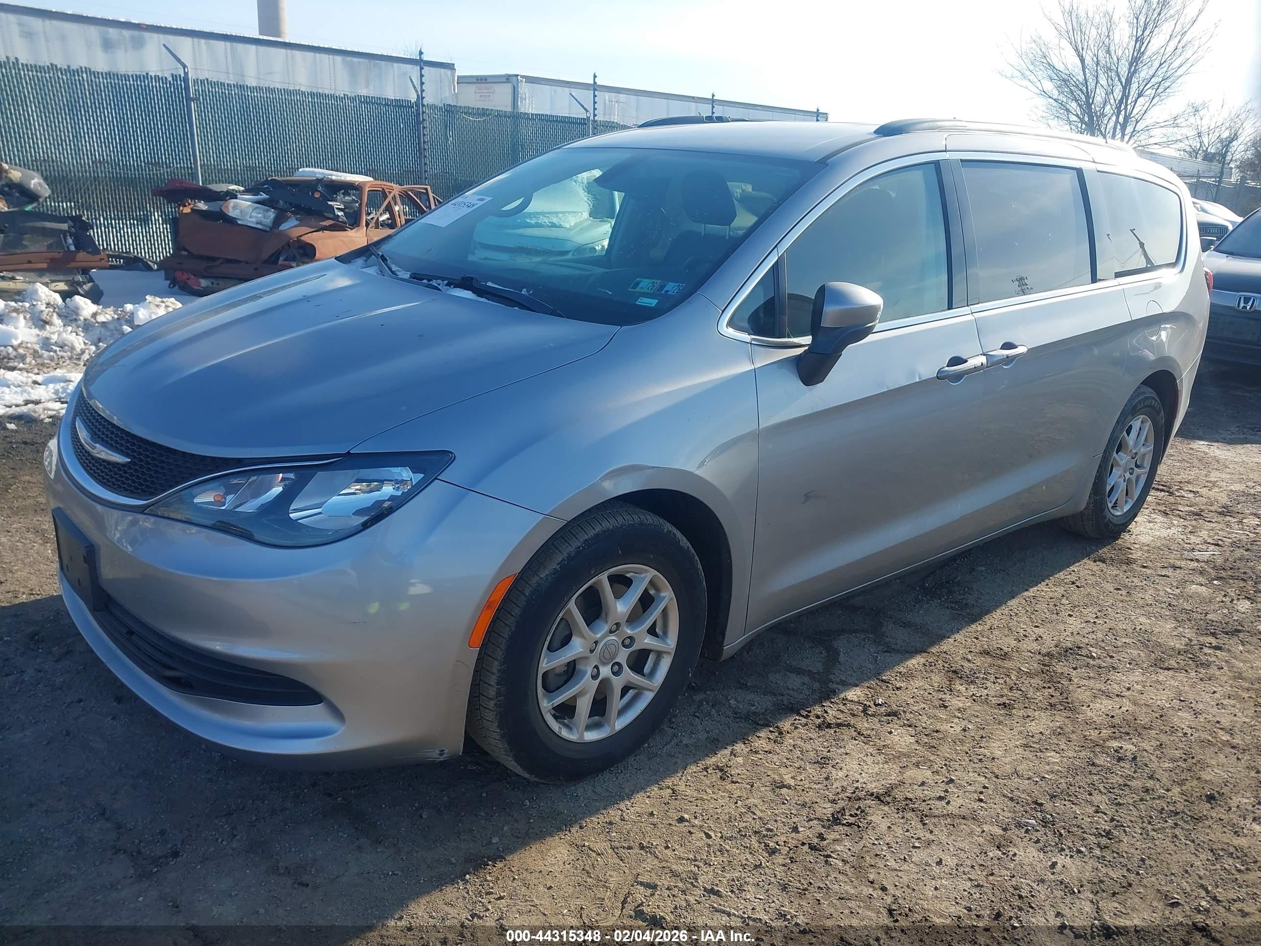 CHRYSLER VOYAGER image 2