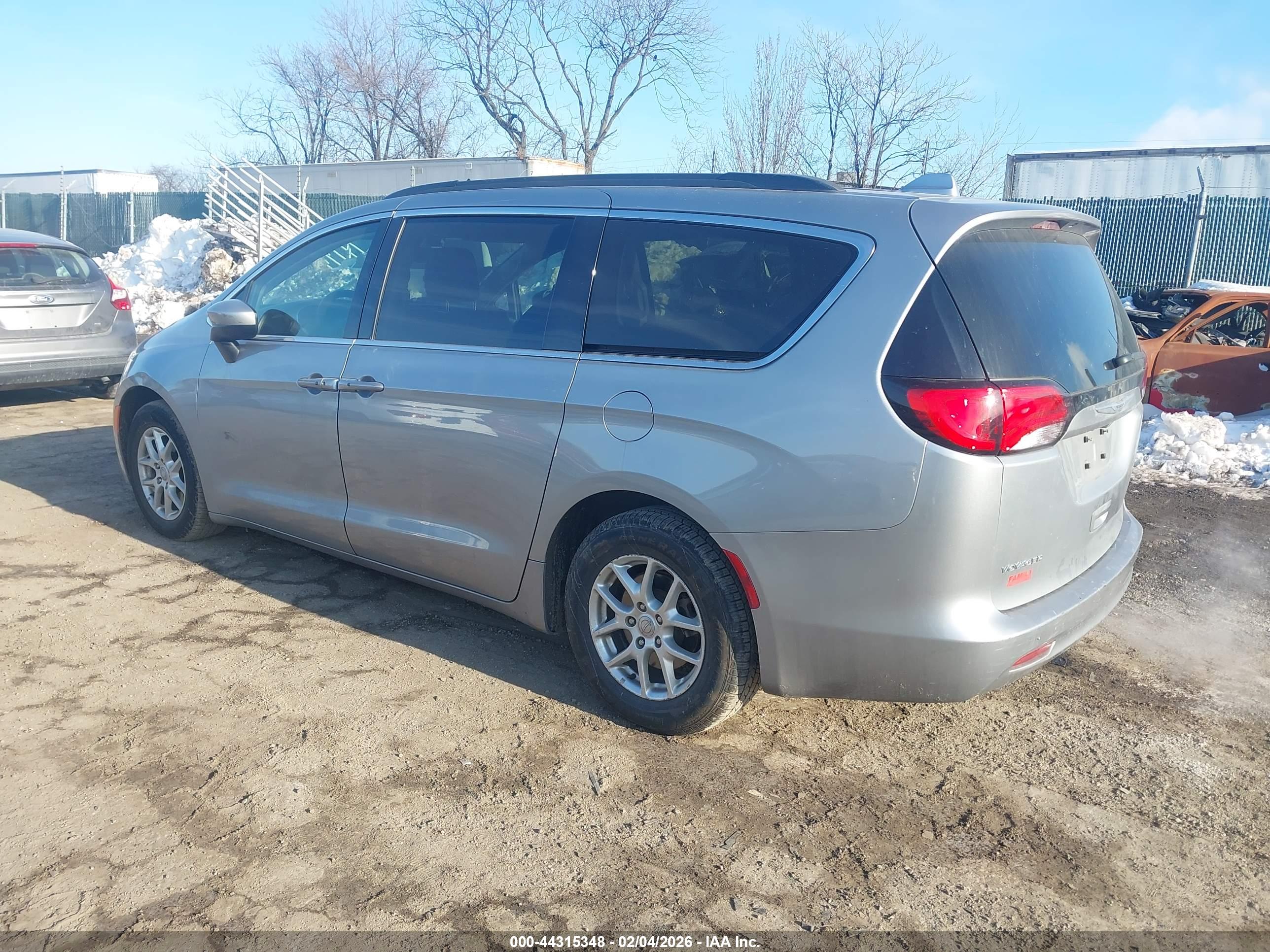 CHRYSLER VOYAGER image 3