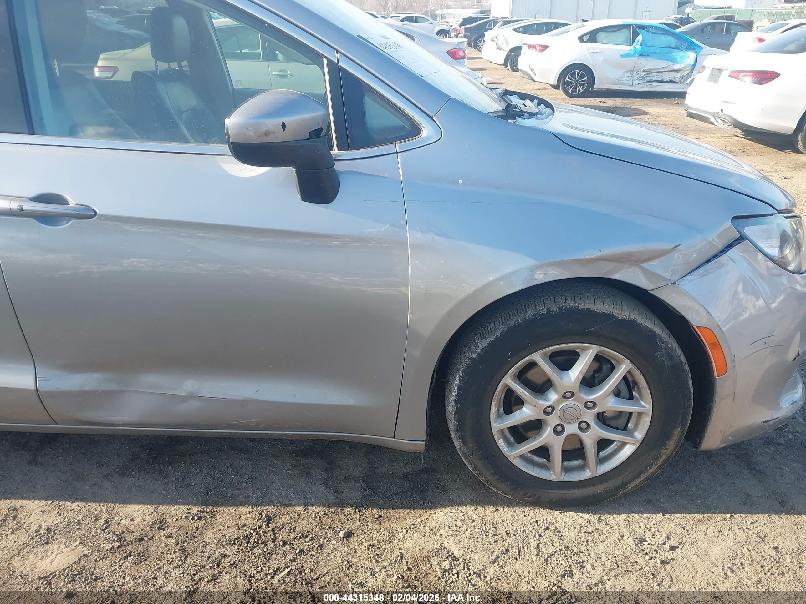 CHRYSLER VOYAGER image 6