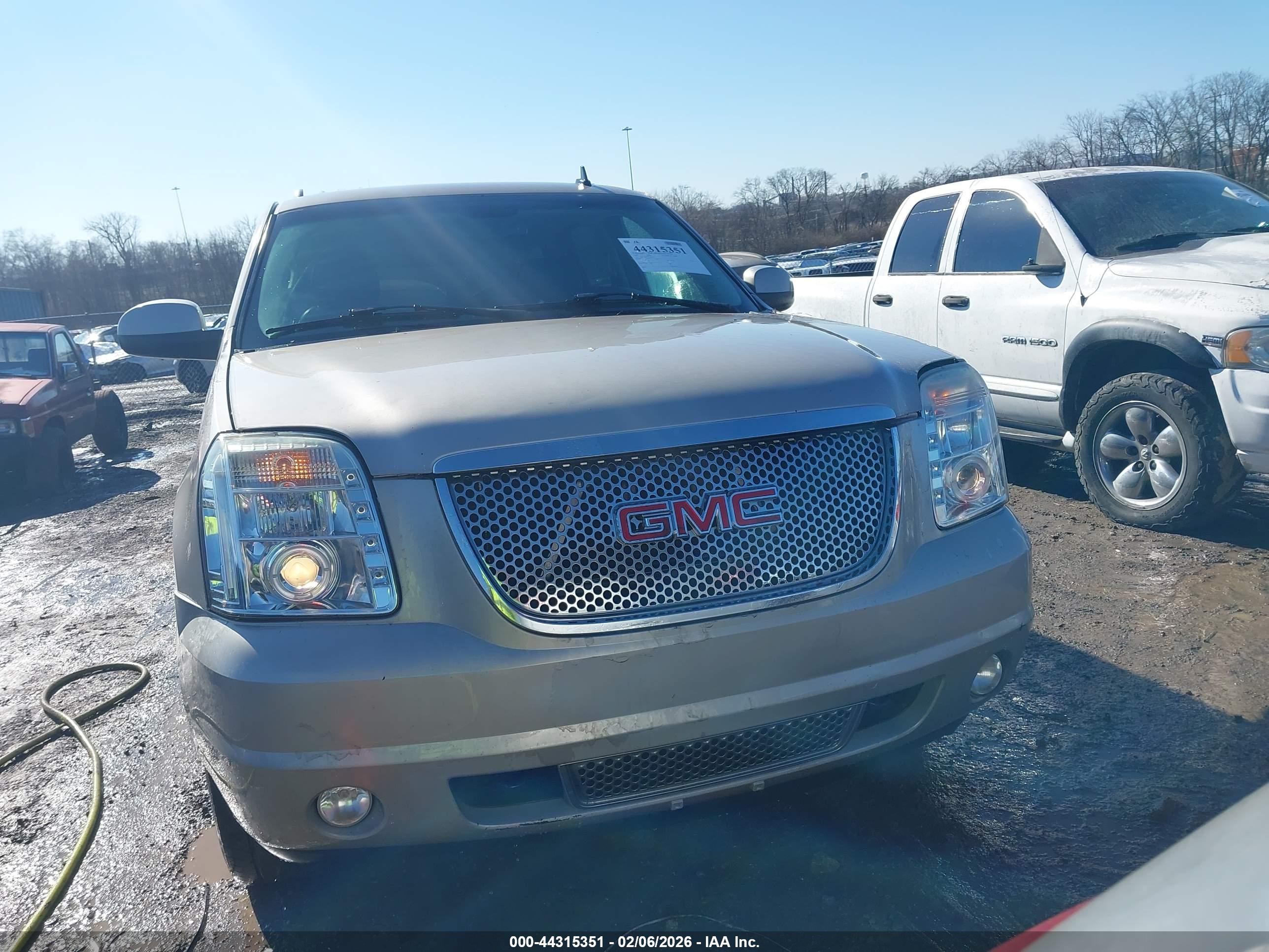 GMC YUKON image 6