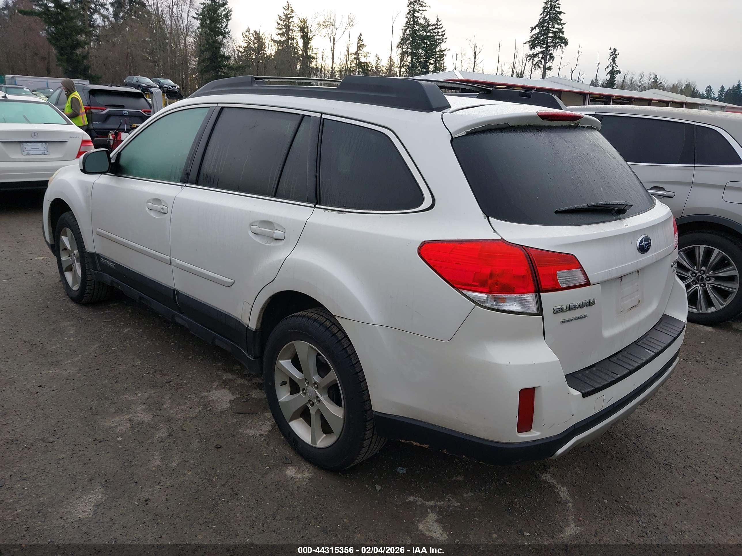 SUBARU OUTBACK image 3