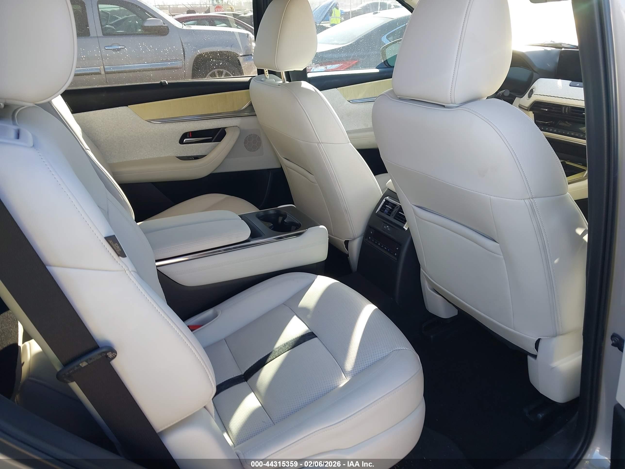 MAZDA CX-90 image 8