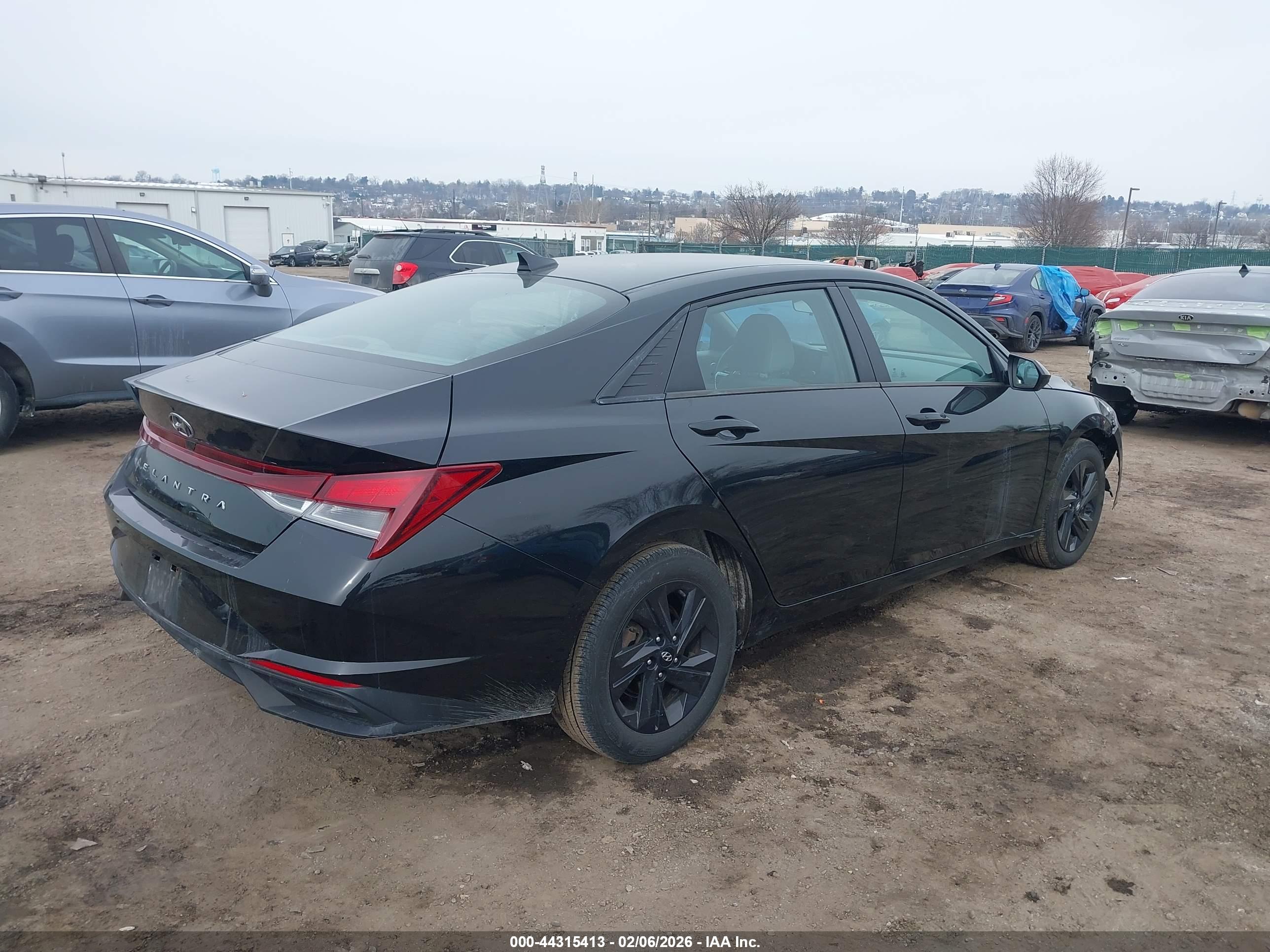 HYUNDAI ELANTRA image 4