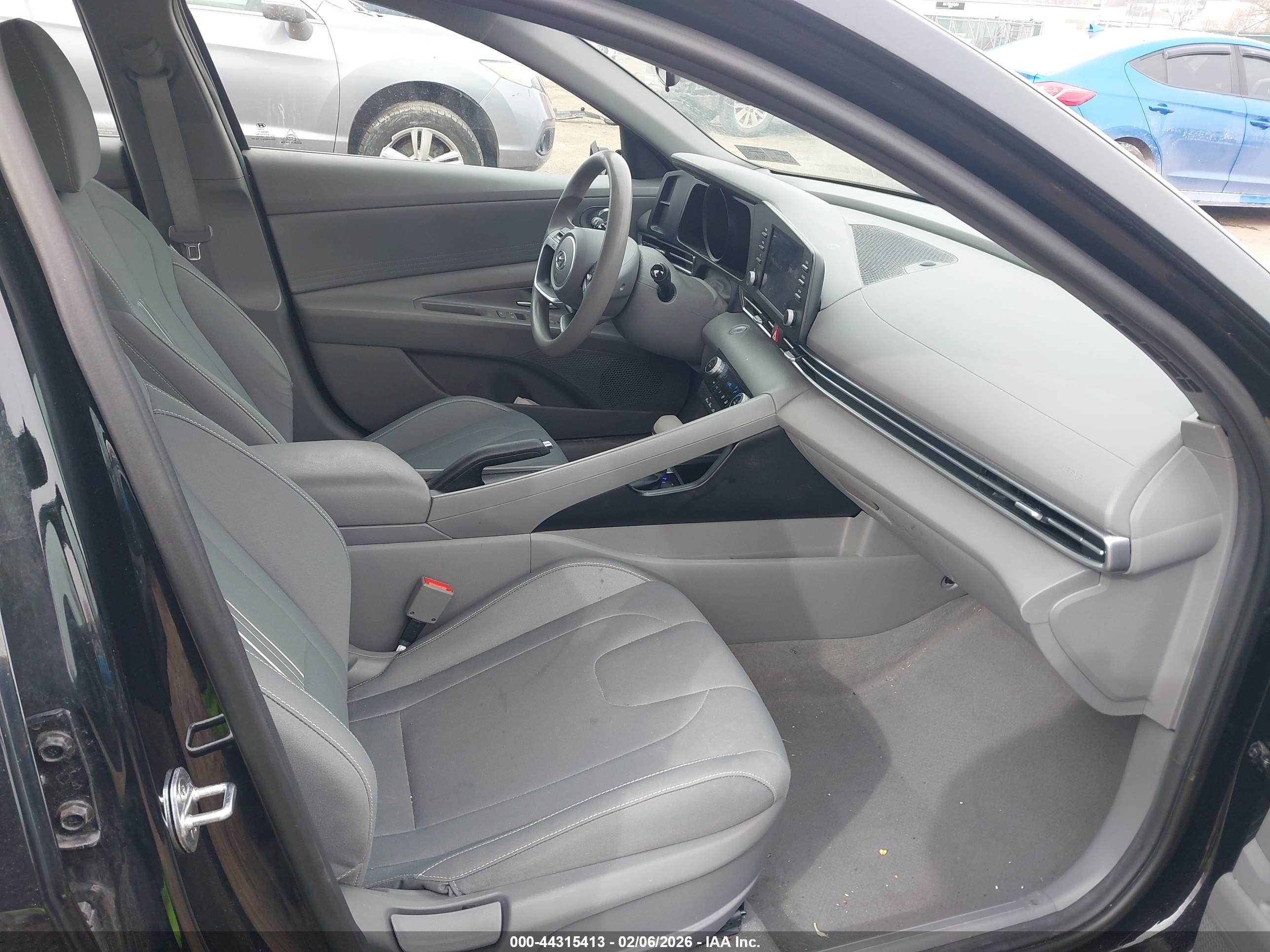 HYUNDAI ELANTRA image 5