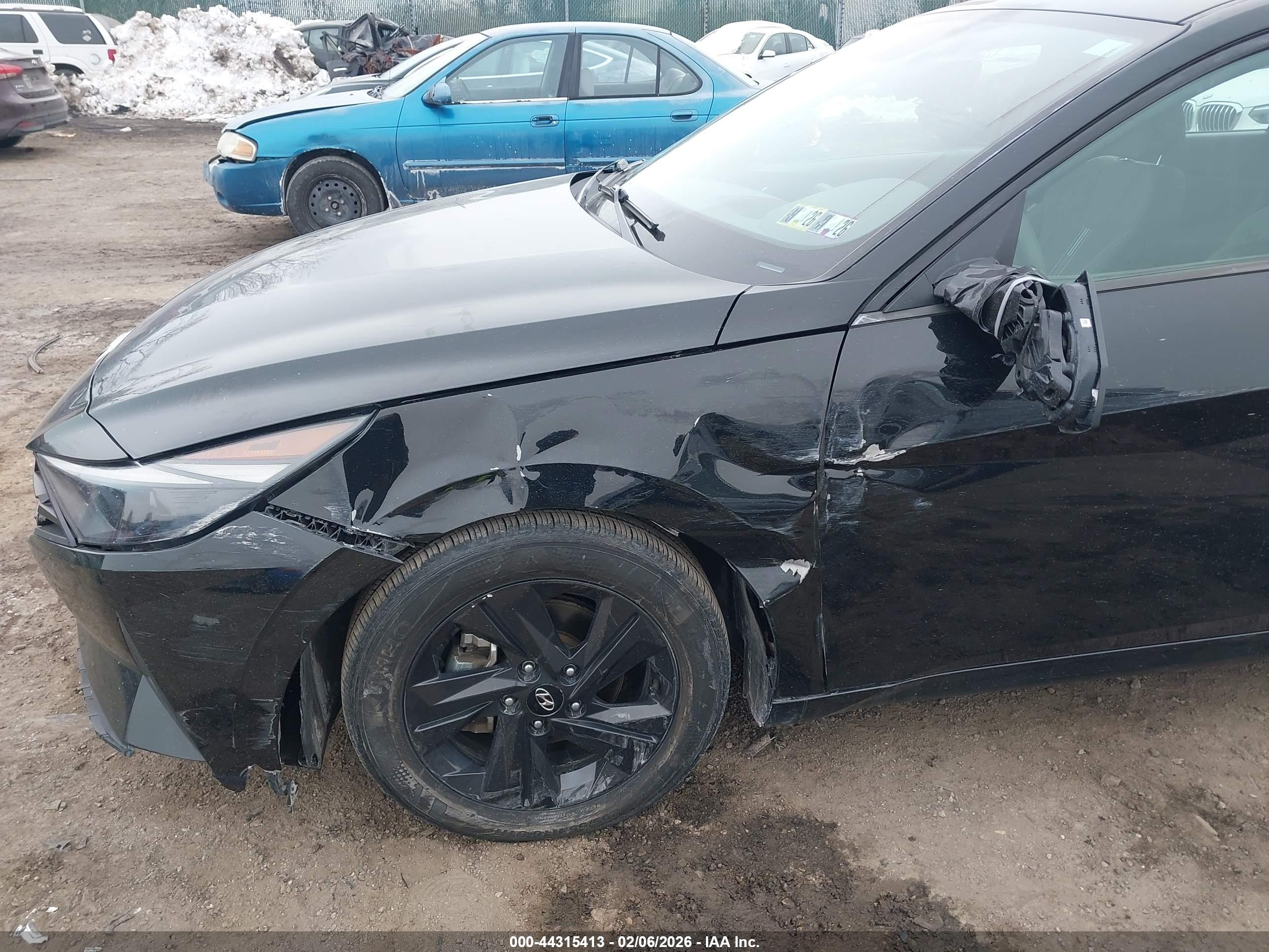 HYUNDAI ELANTRA image 6