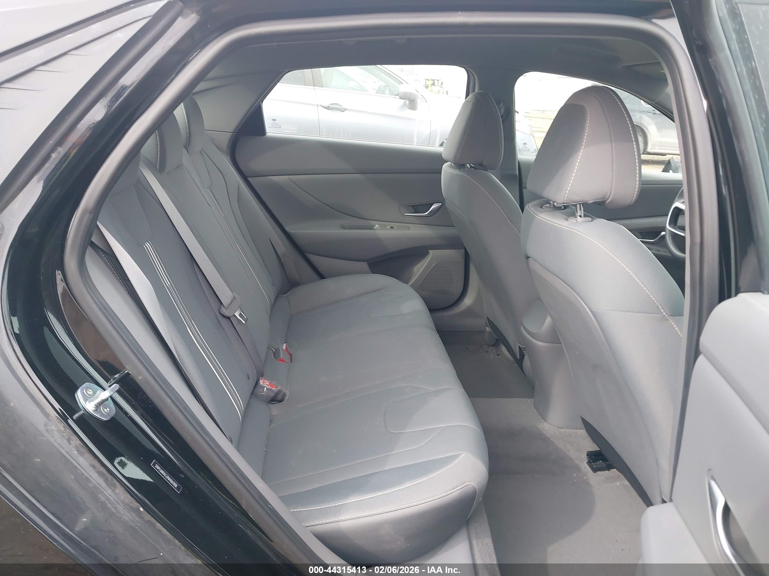 HYUNDAI ELANTRA image 8