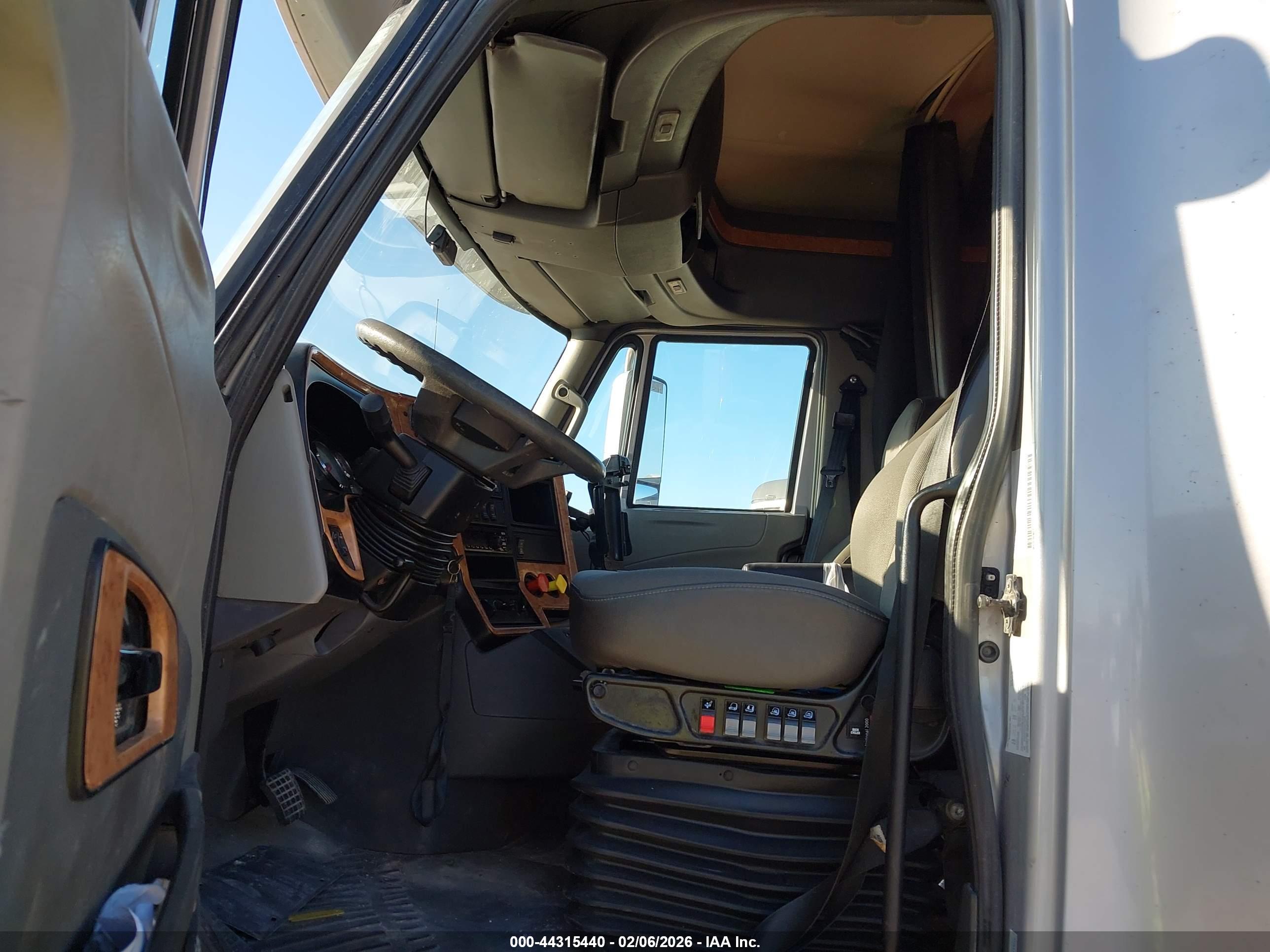 INTERNATIONAL PROSTAR image 8