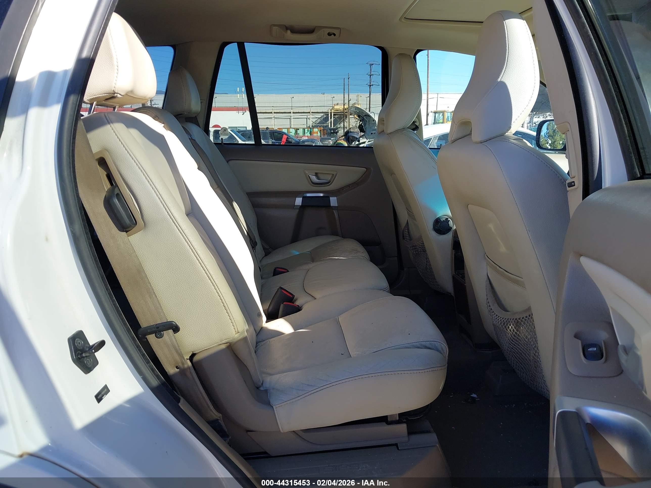 VOLVO XC90 image 8