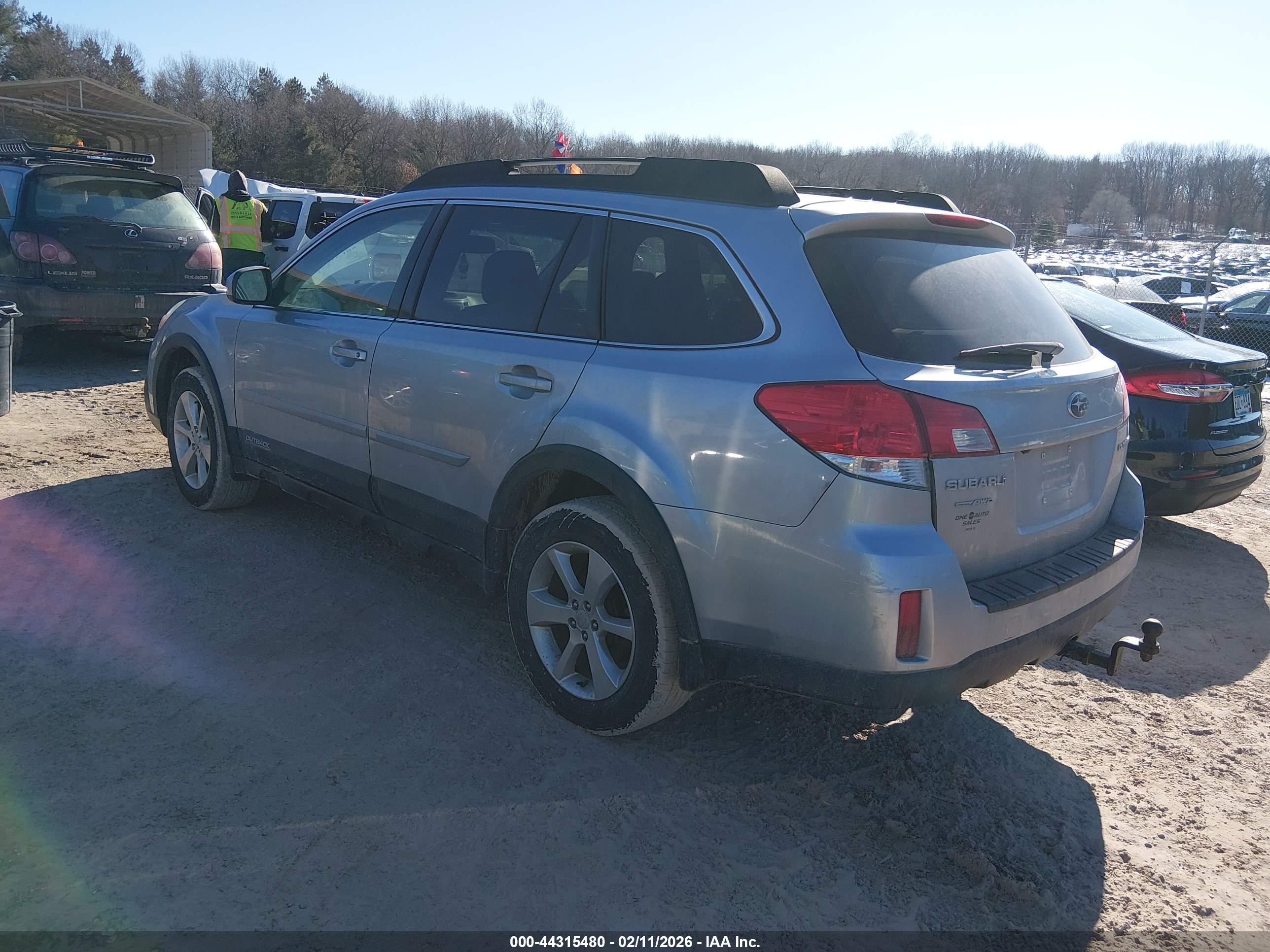 SUBARU OUTBACK image 3