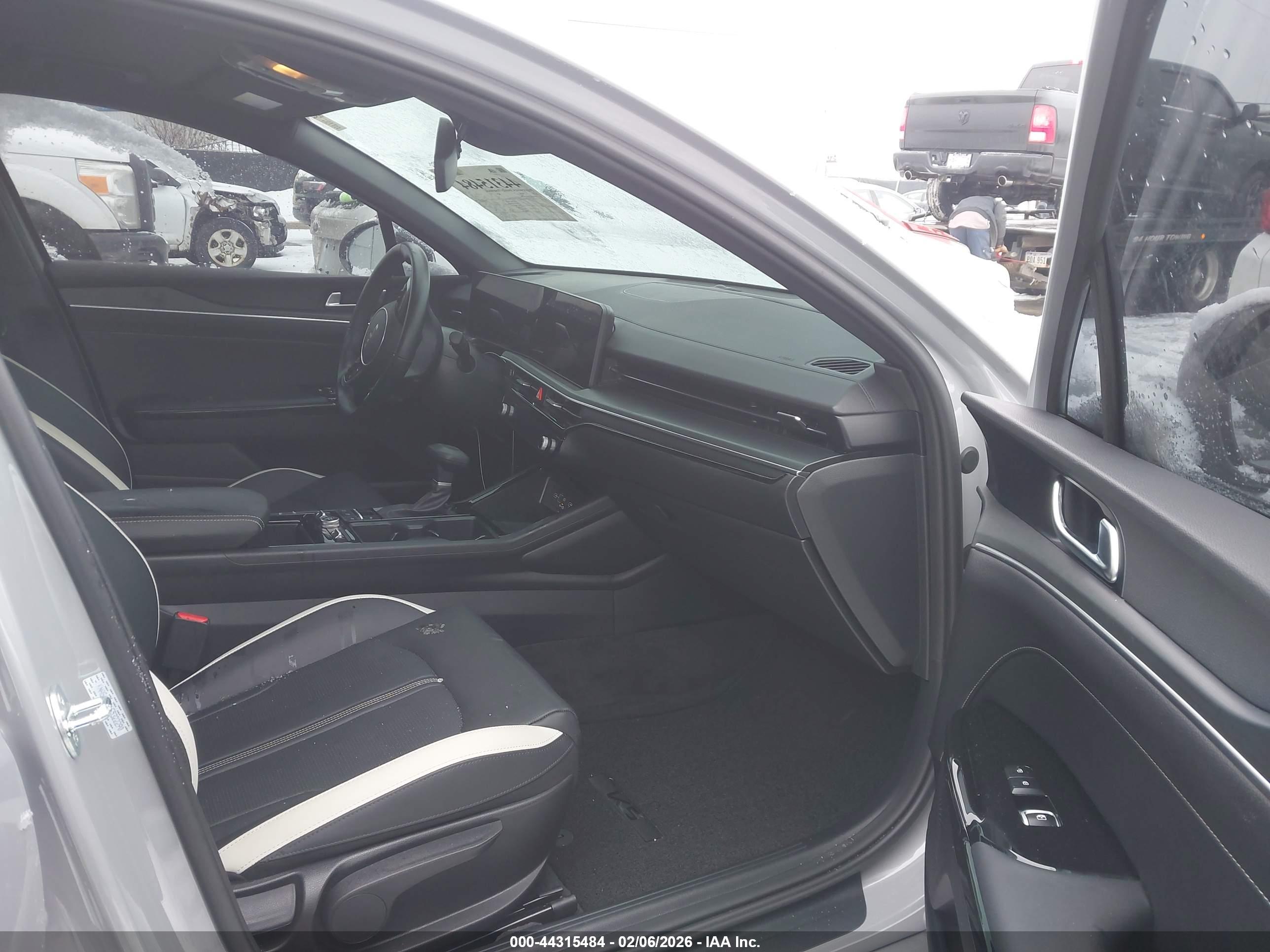 KIA K5 image 5