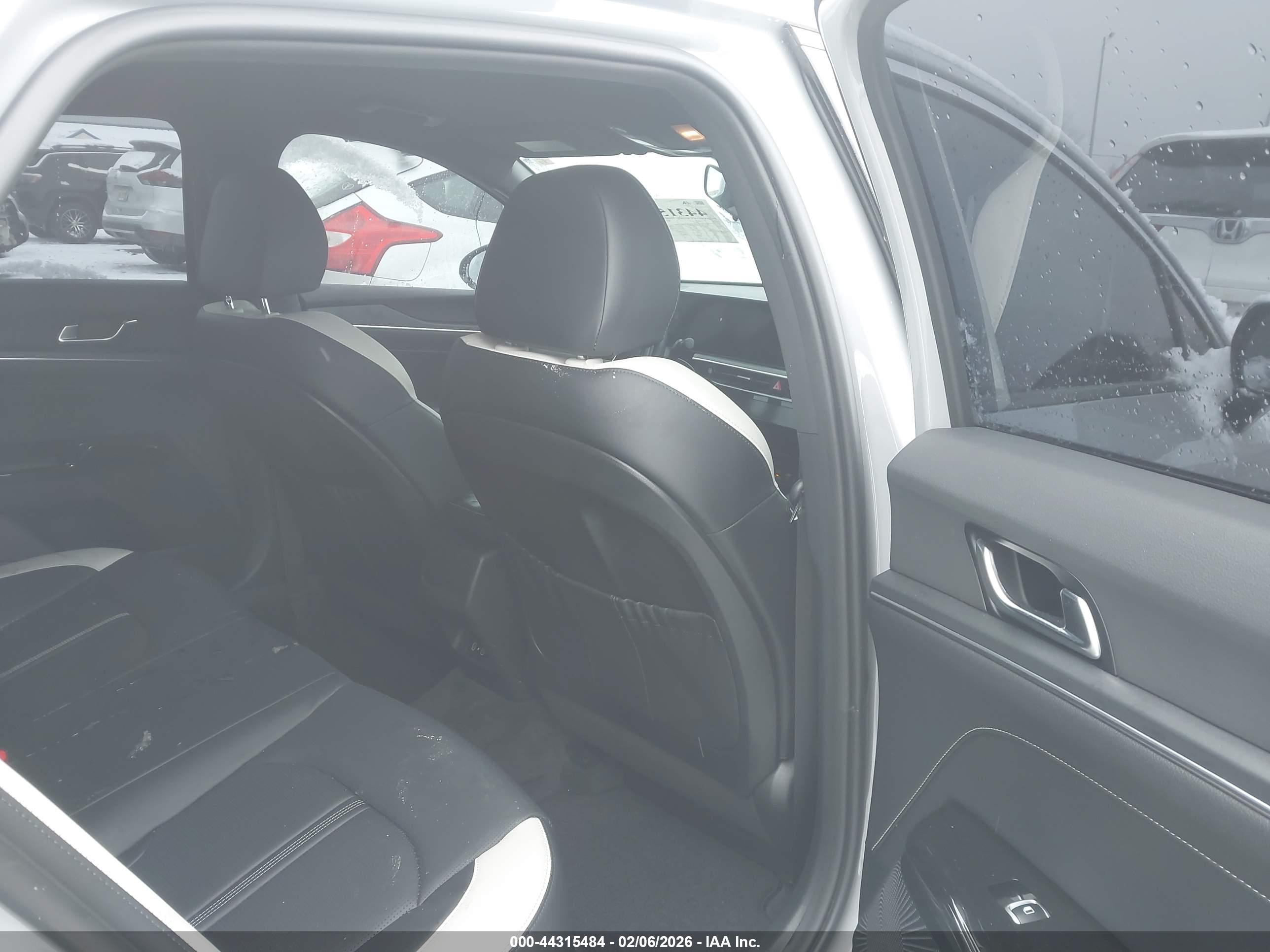 KIA K5 image 8