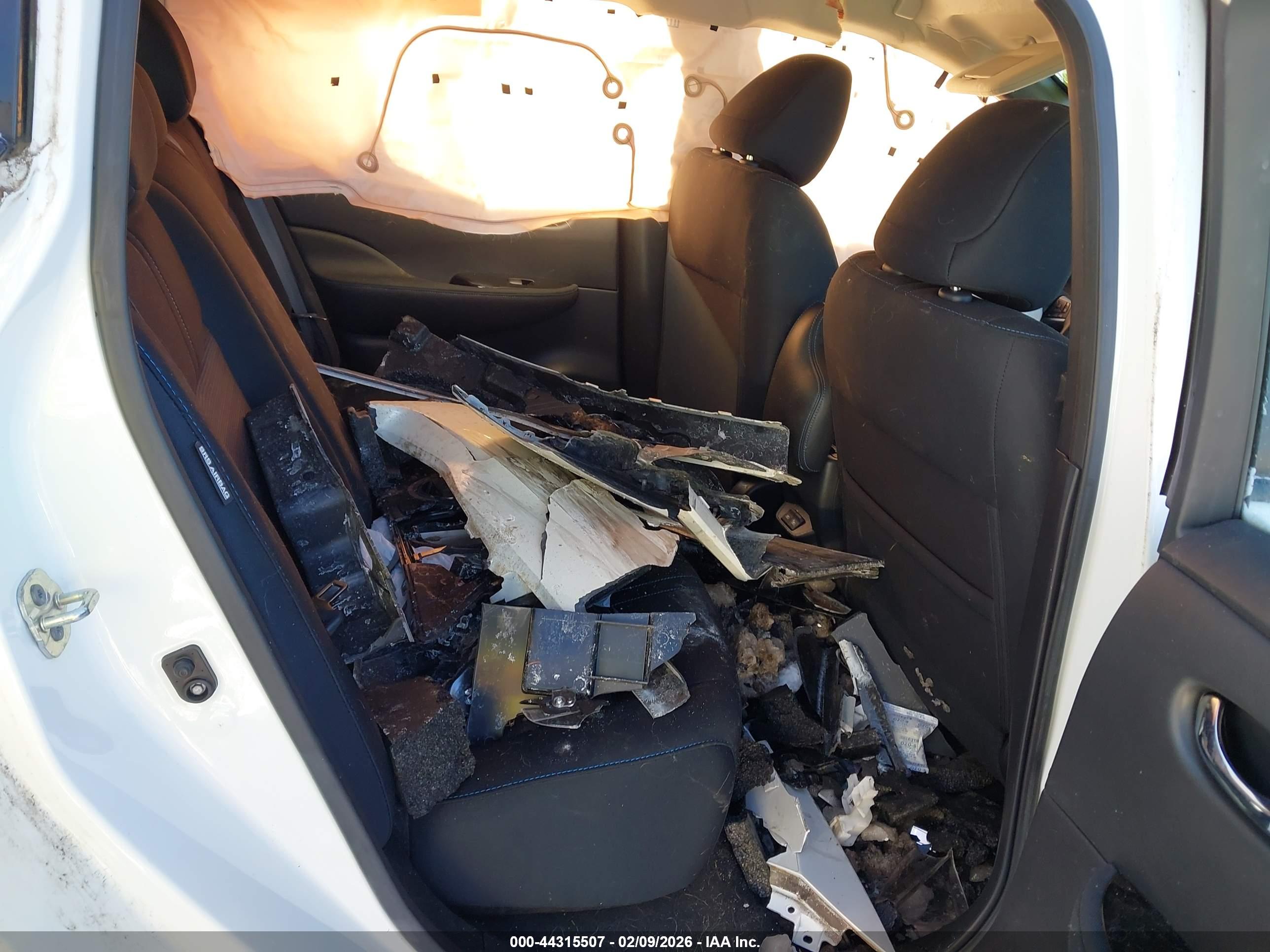 NISSAN LEAF image 8