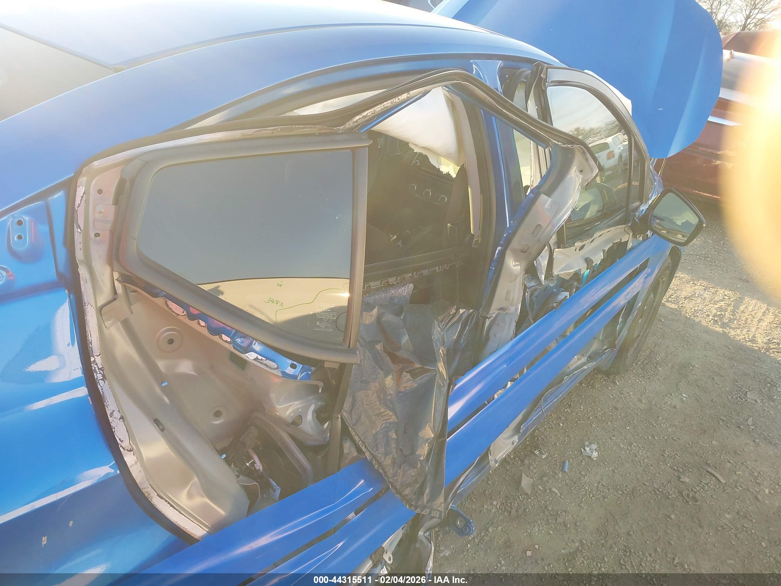 NISSAN VERSA image 6