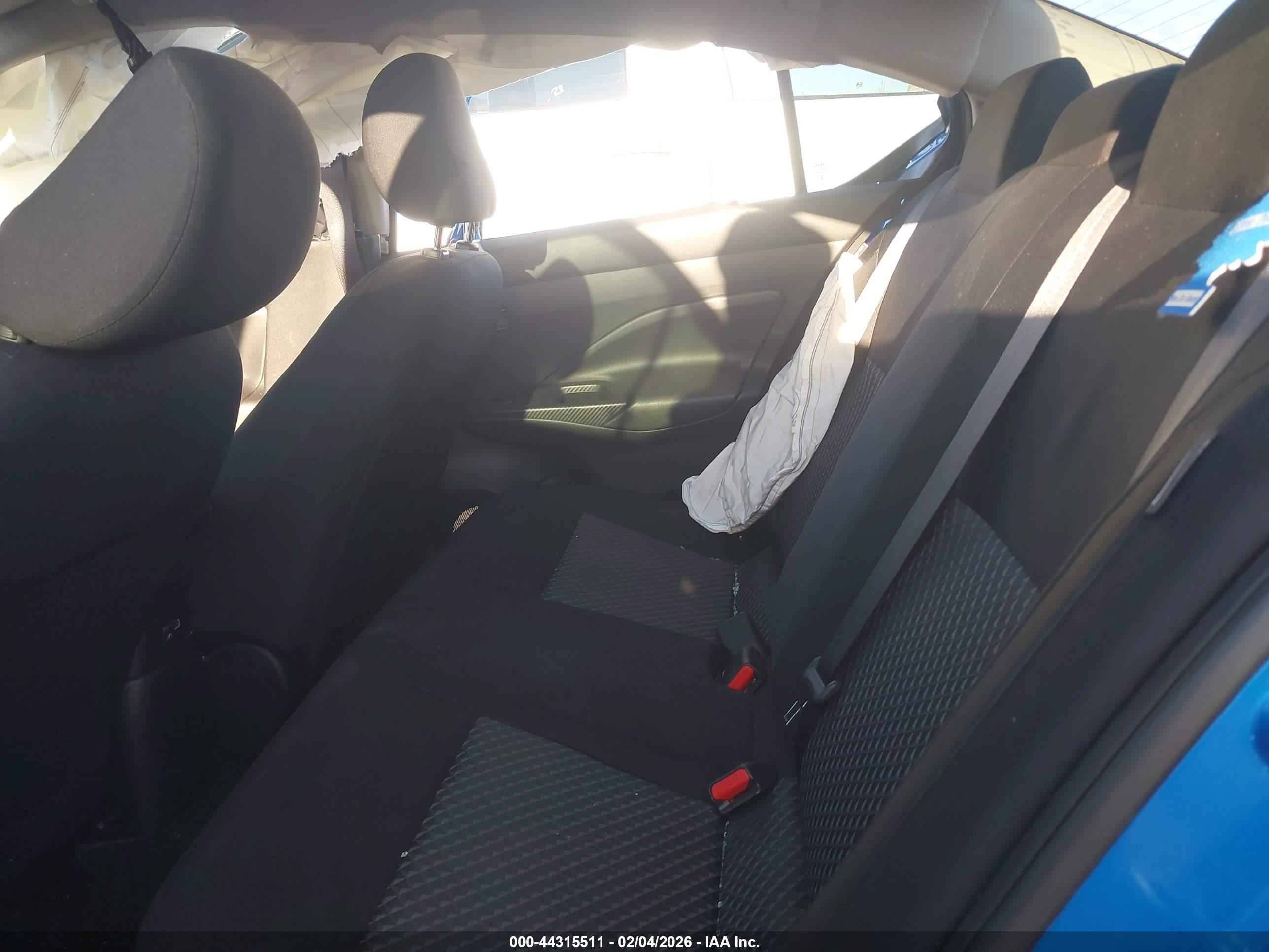 NISSAN VERSA image 8