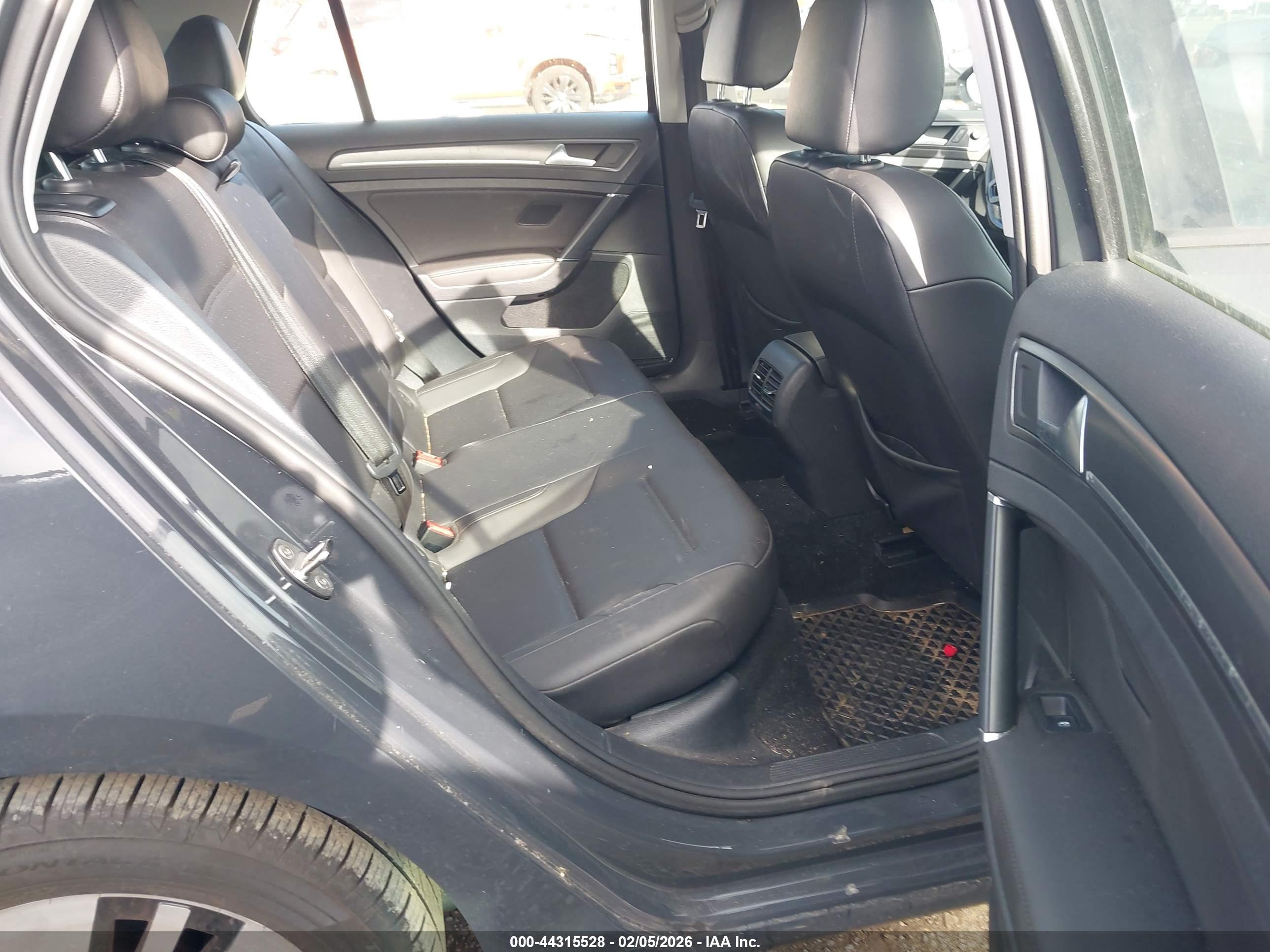 VOLKSWAGEN E-GOLF image 8