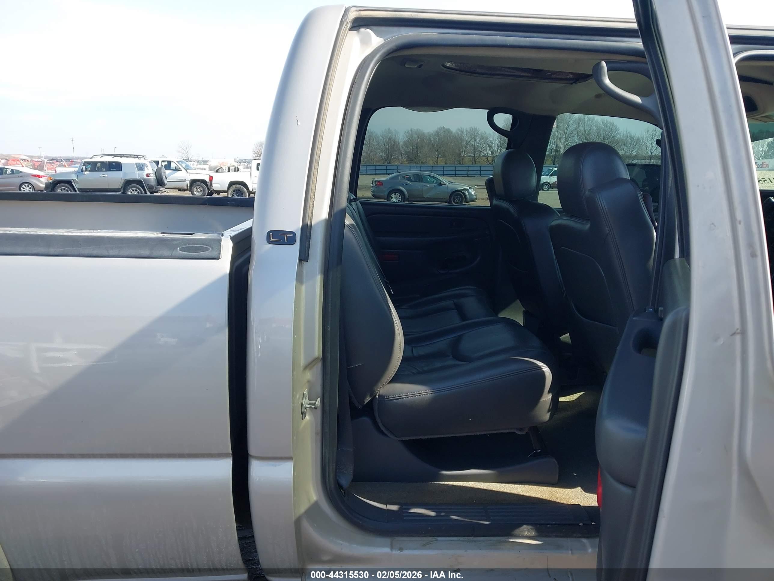 CHEVROLET SILVERADO image 8