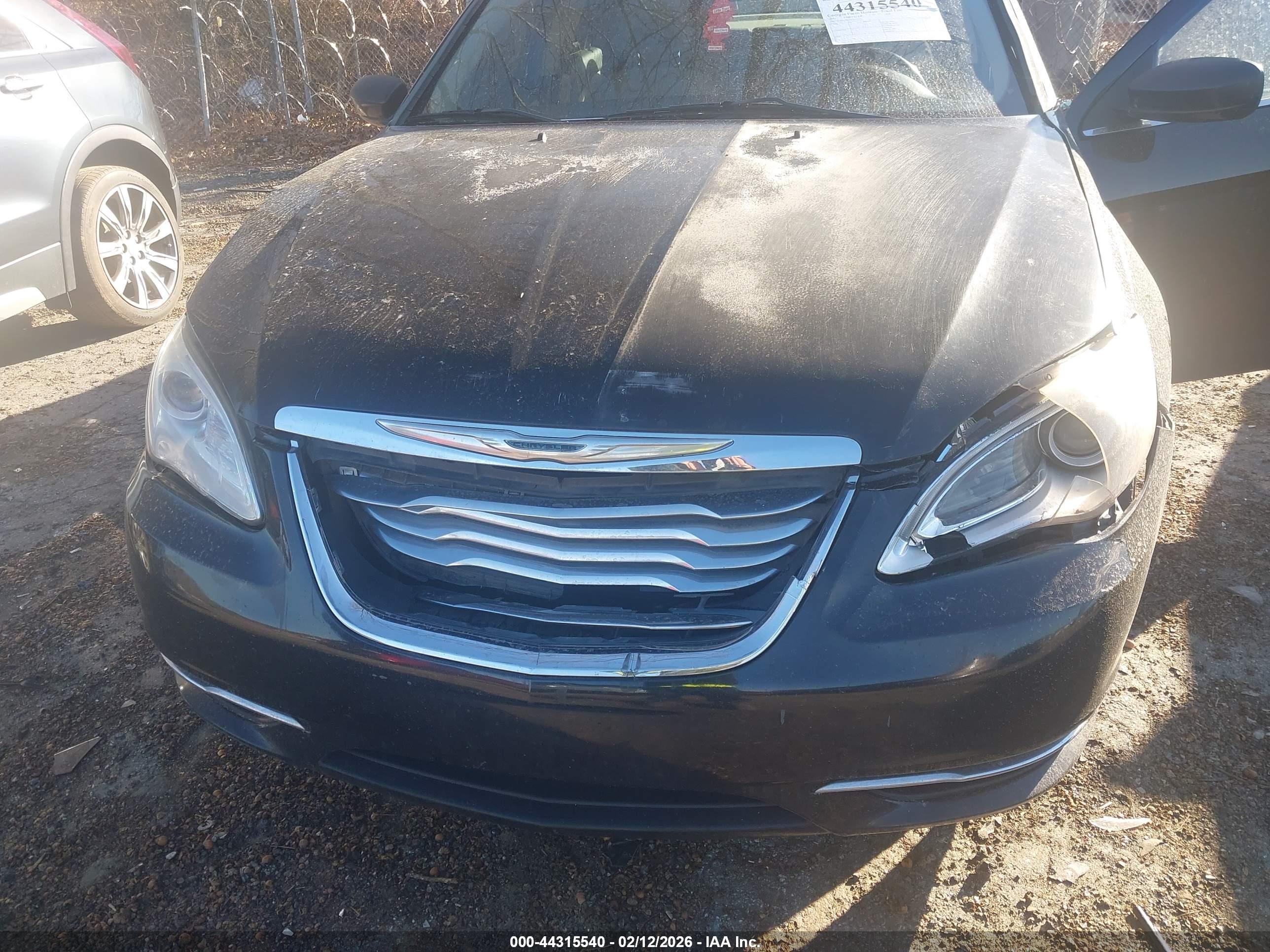 CHRYSLER 200 image 6