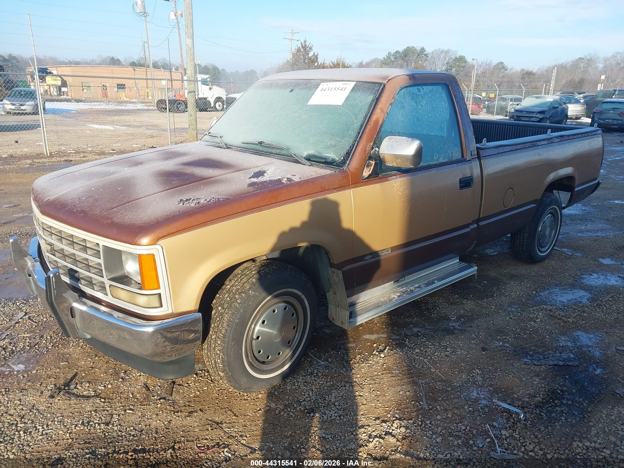 CHEVROLET GMT-400 image 2