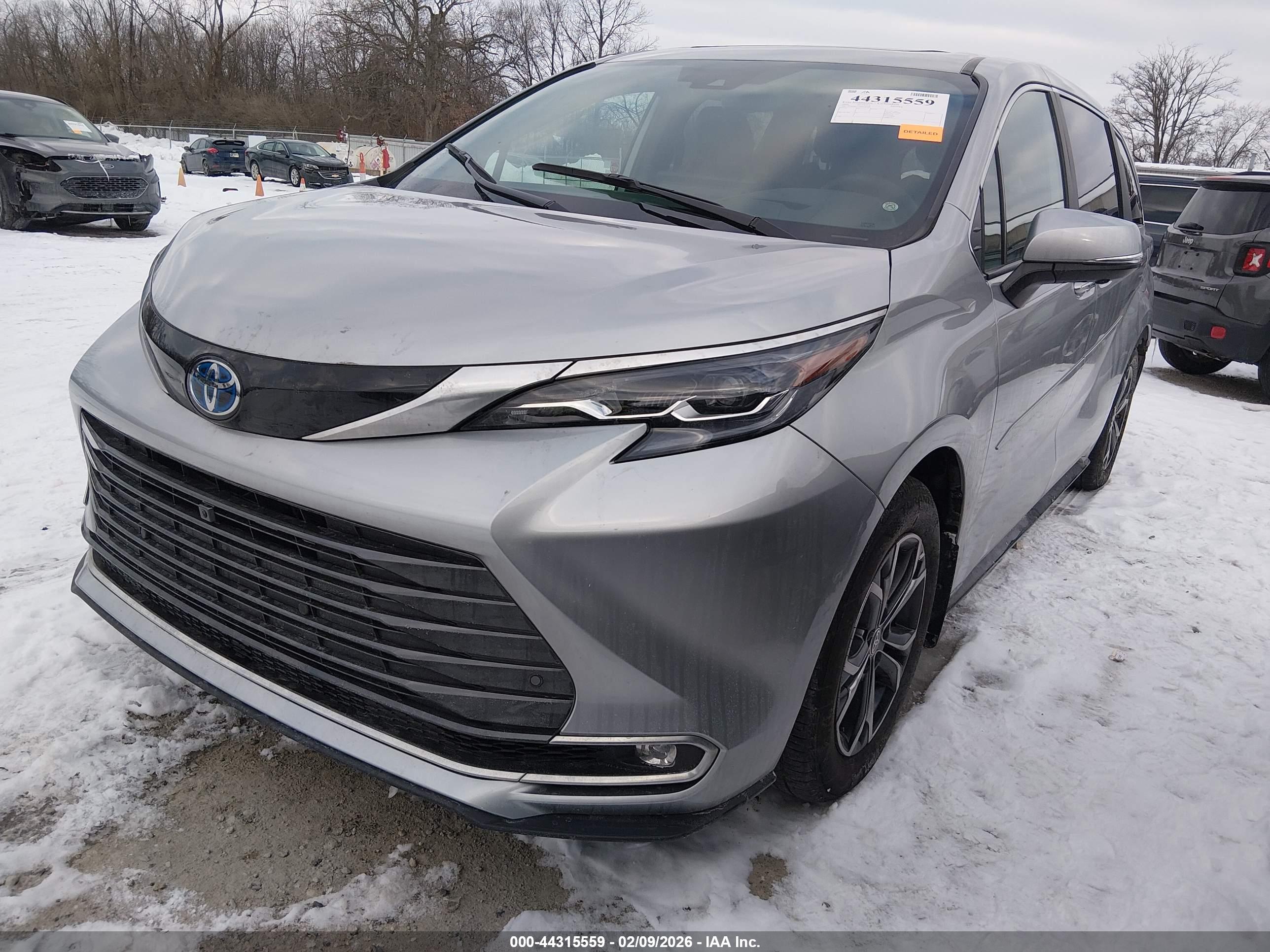 TOYOTA SIENNA image 2