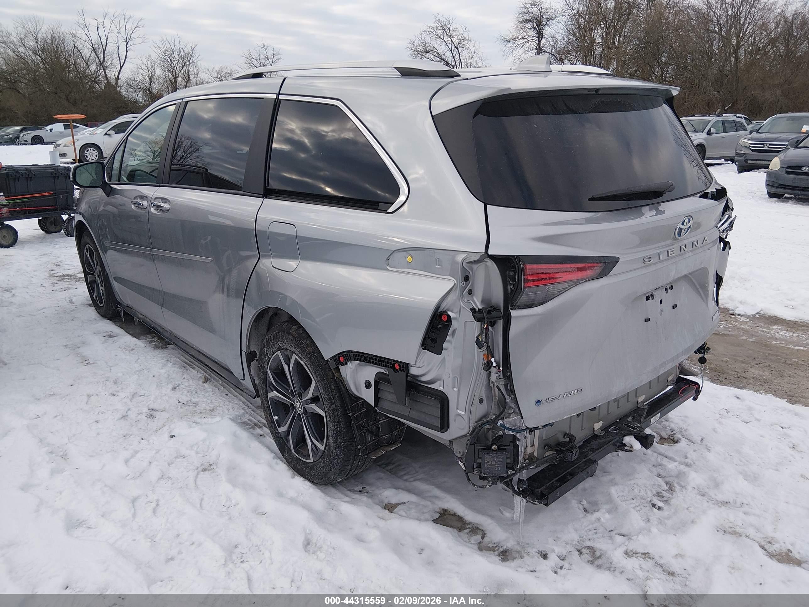 TOYOTA SIENNA image 3