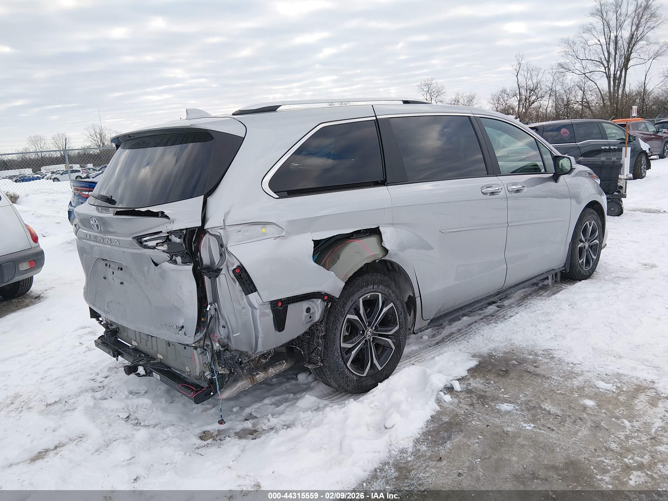 TOYOTA SIENNA image 4