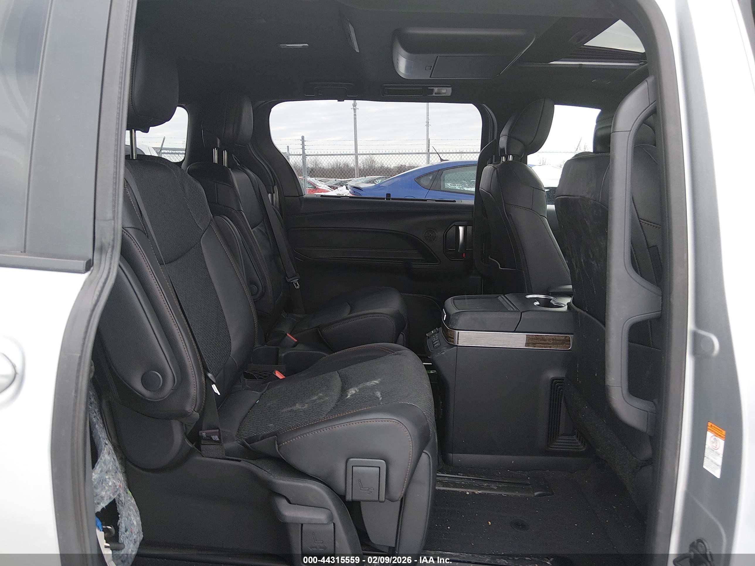TOYOTA SIENNA image 8