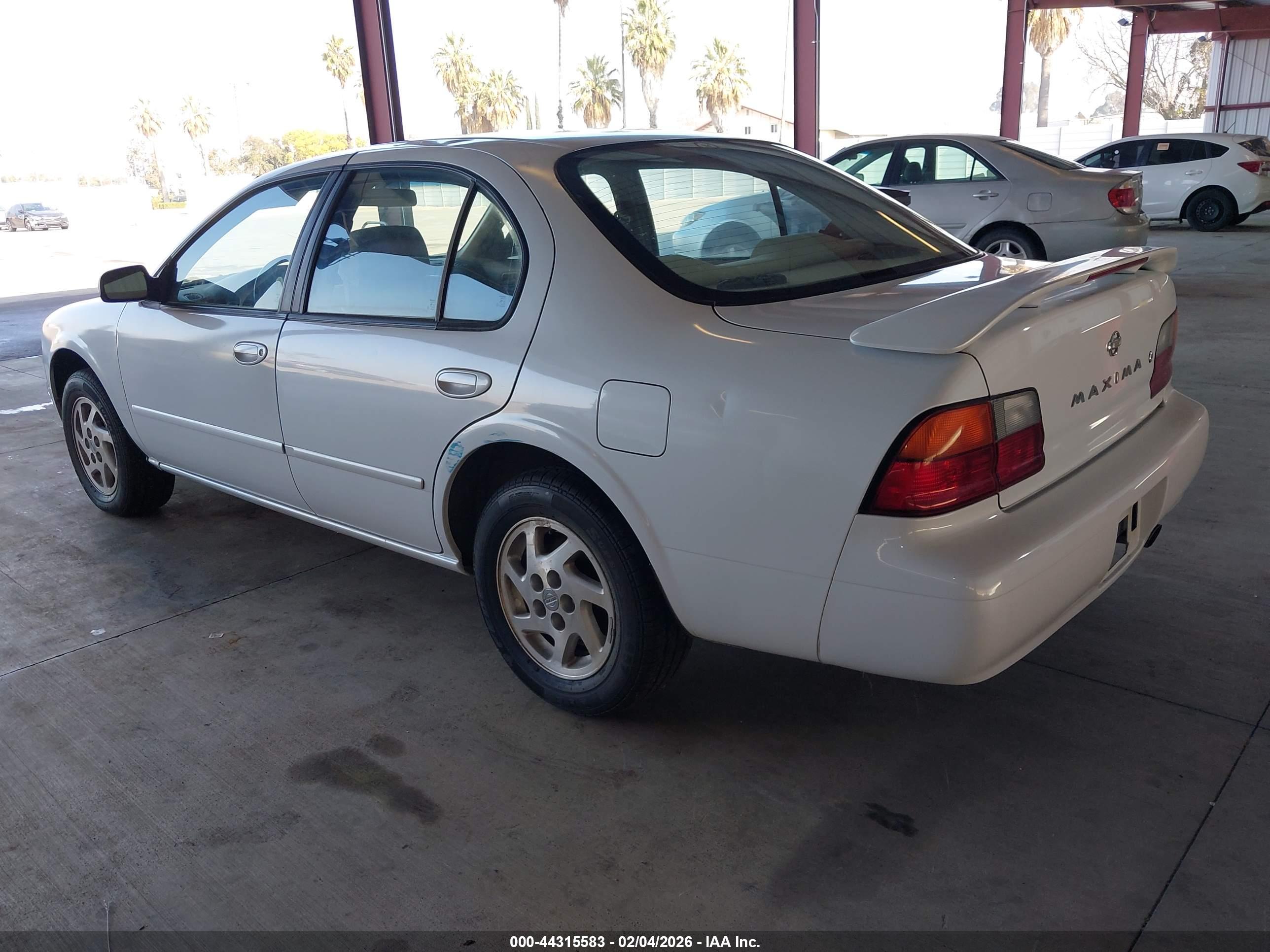 NISSAN MAXIMA image 3