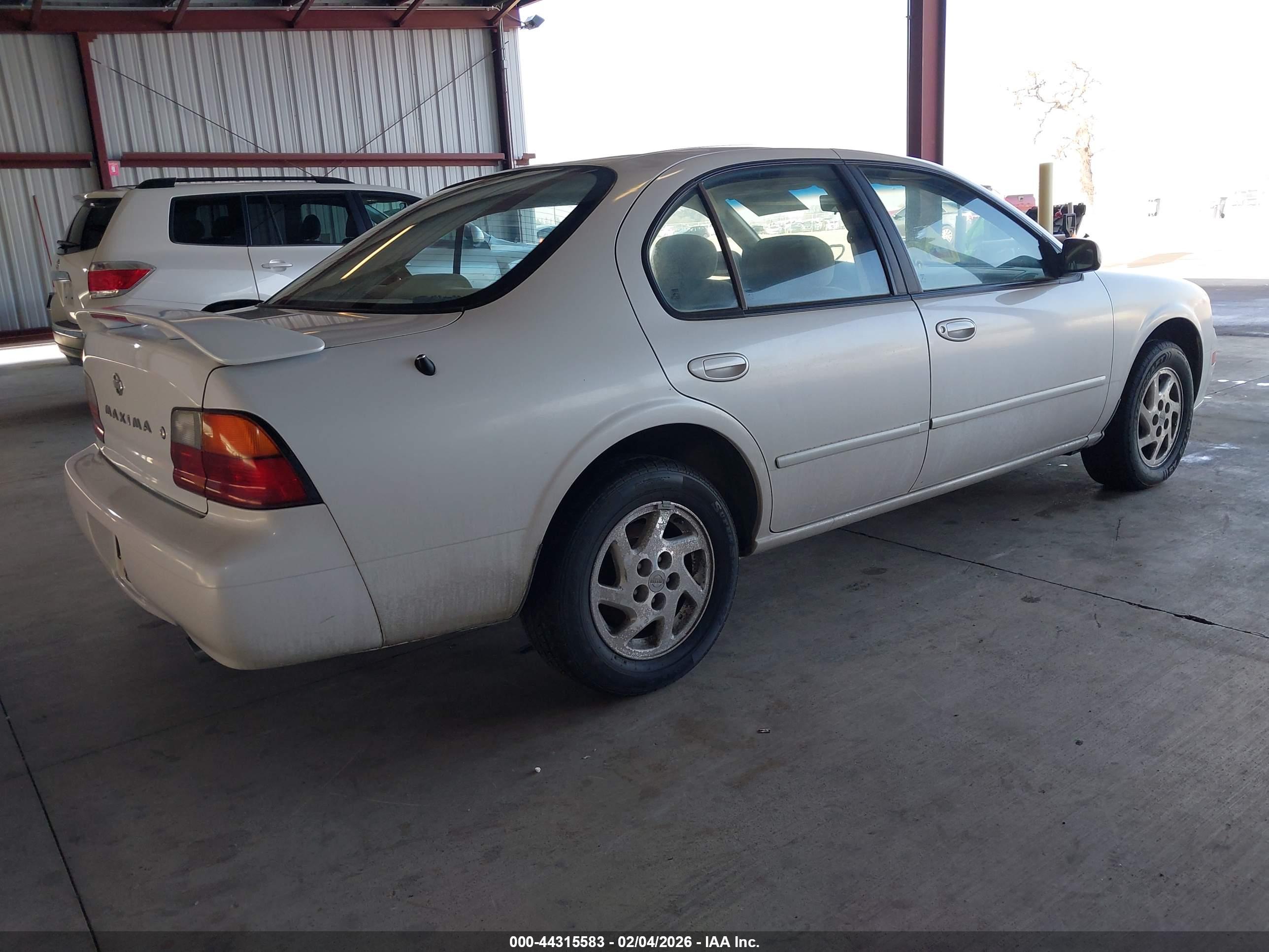 NISSAN MAXIMA image 4