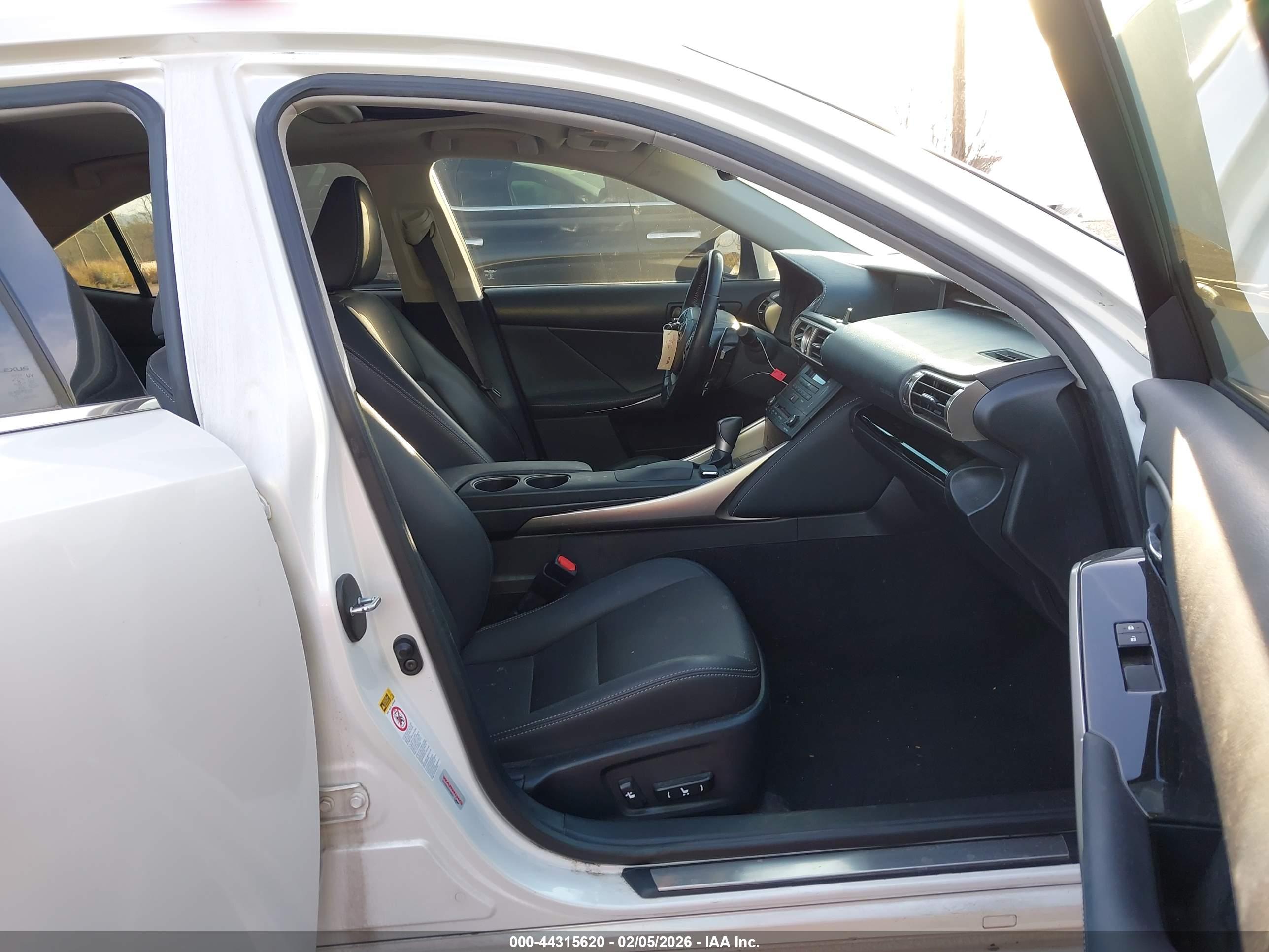 LEXUS IS image 5