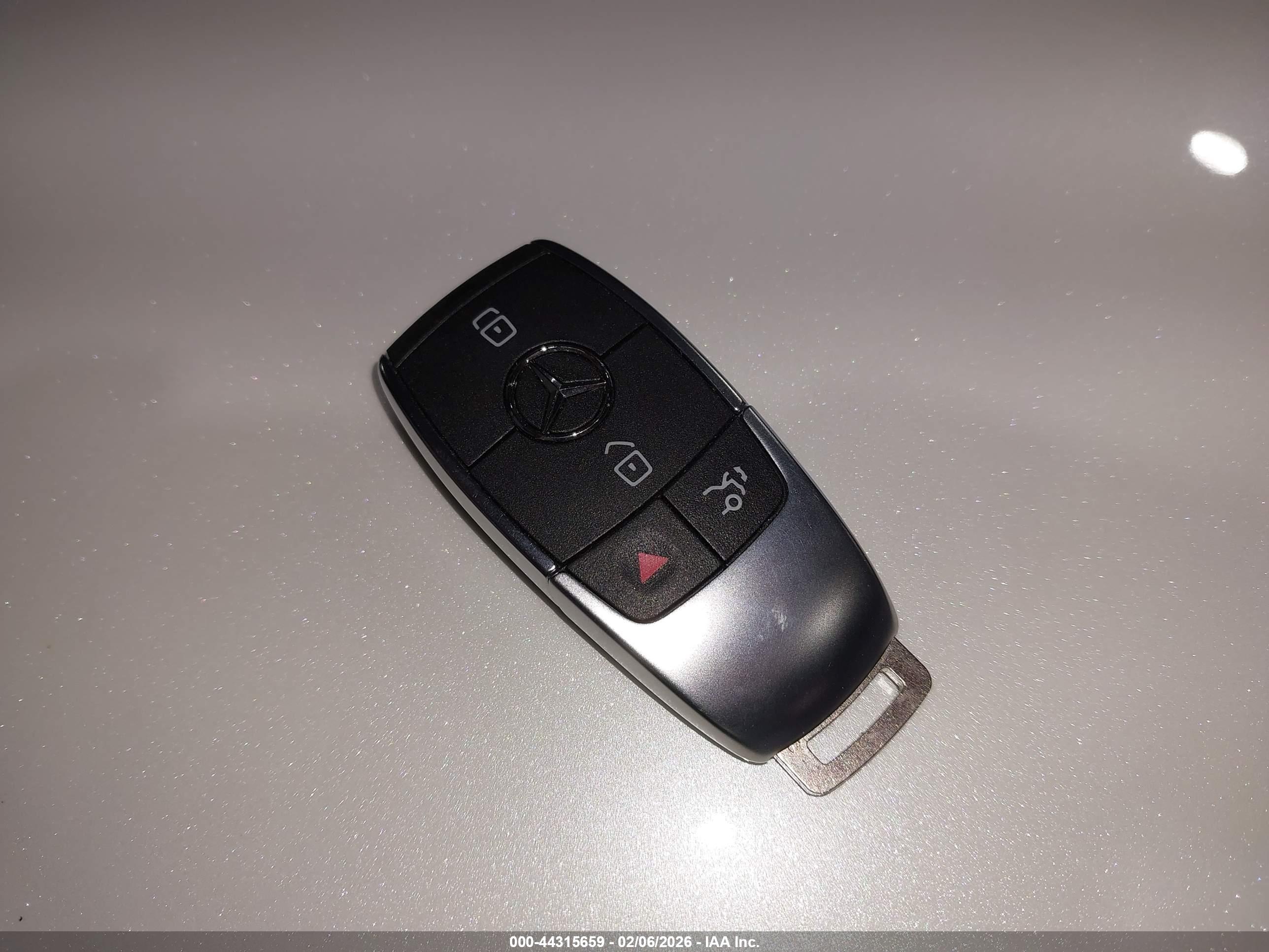 MERCEDES-BENZ GLB image 11
