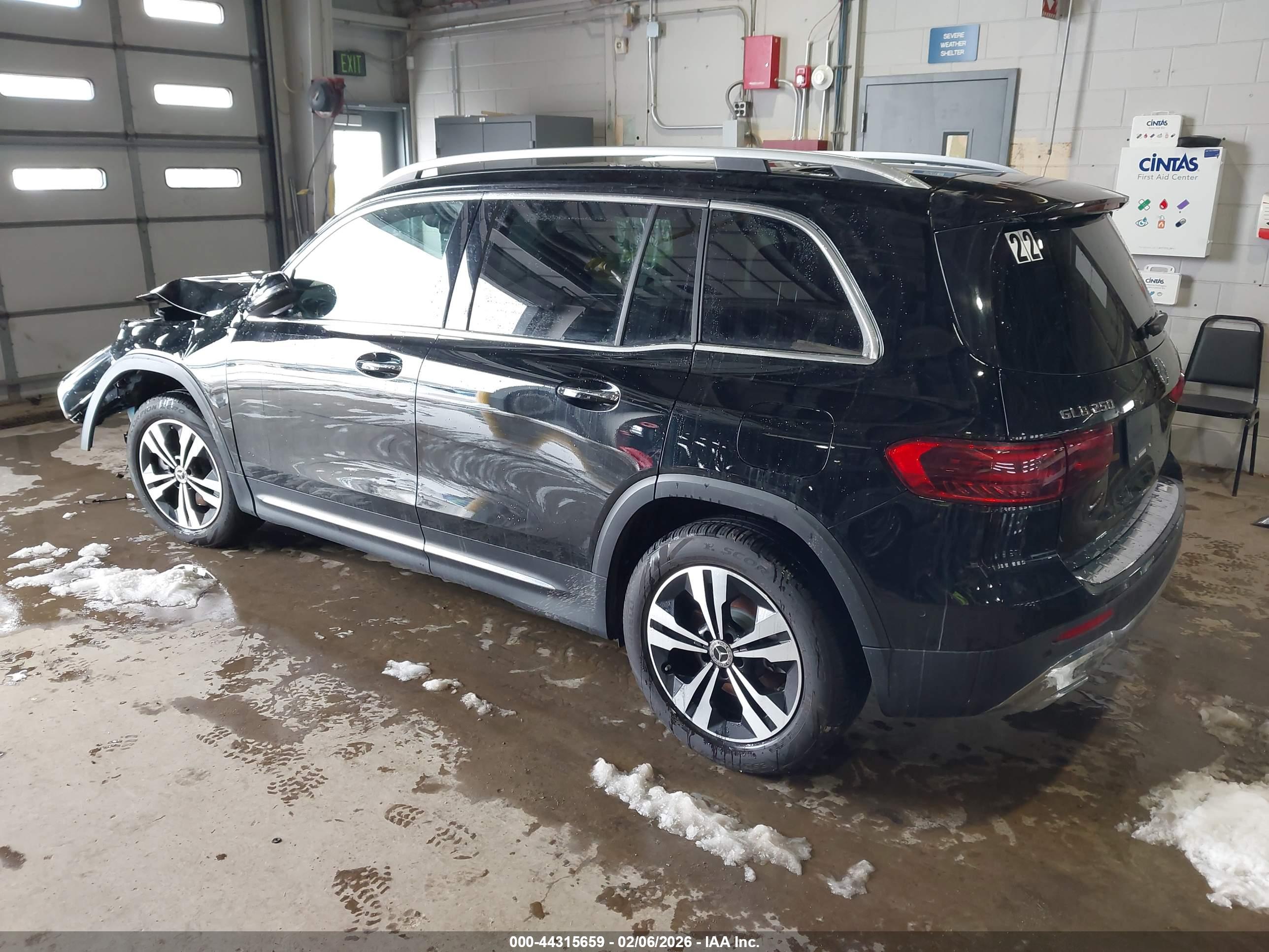 MERCEDES-BENZ GLB image 3