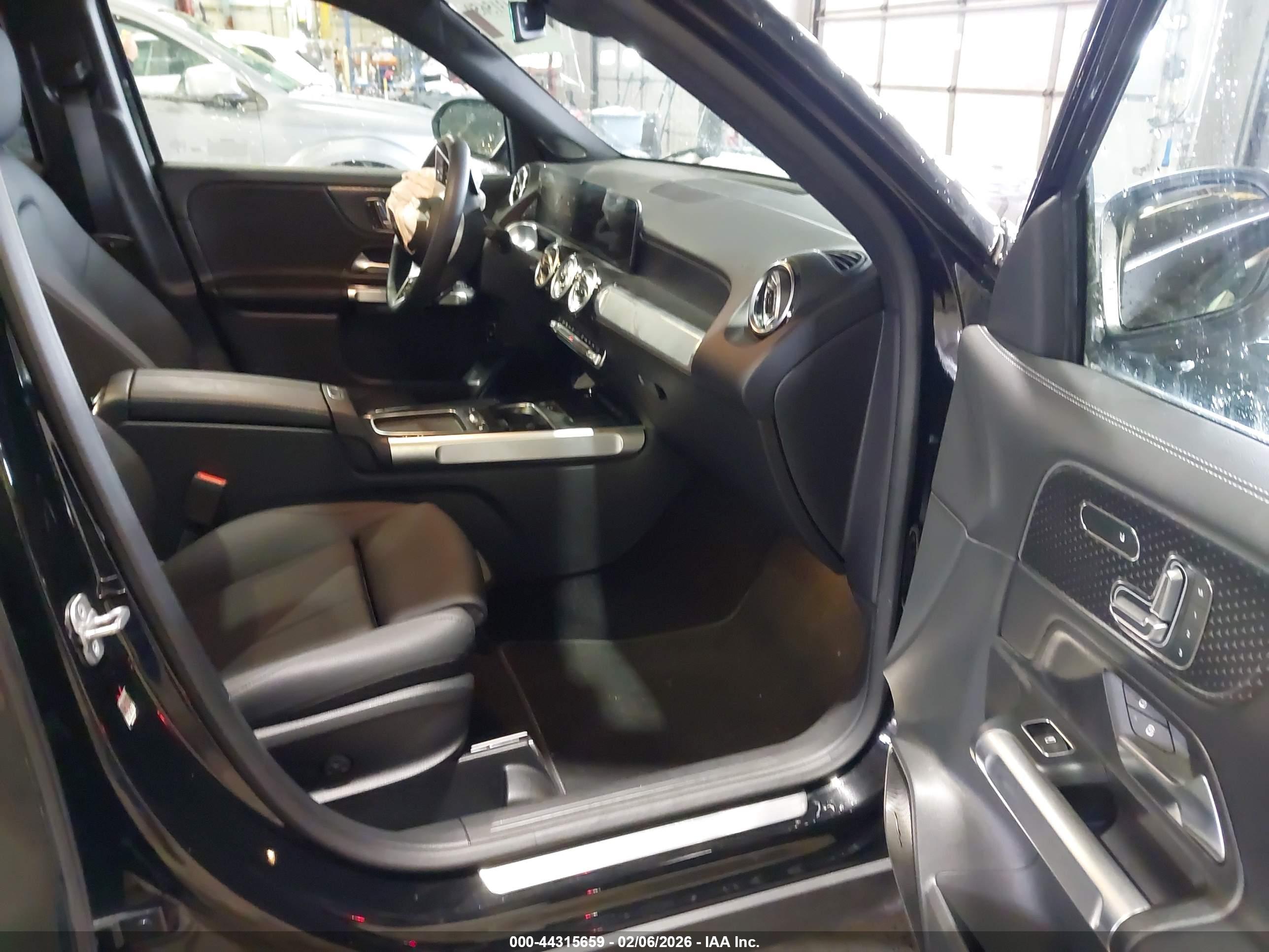 MERCEDES-BENZ GLB image 5