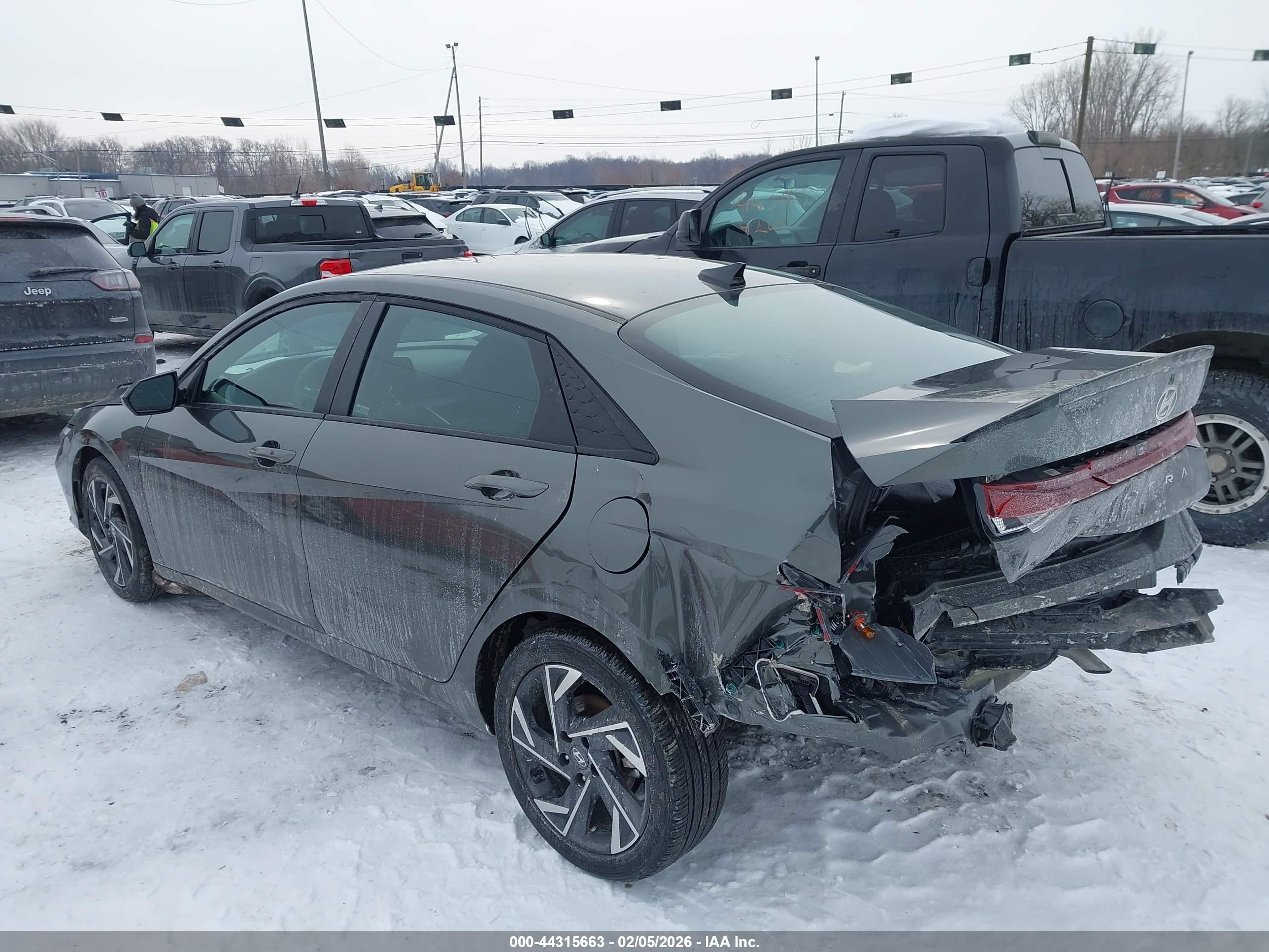 HYUNDAI ELANTRA image 3