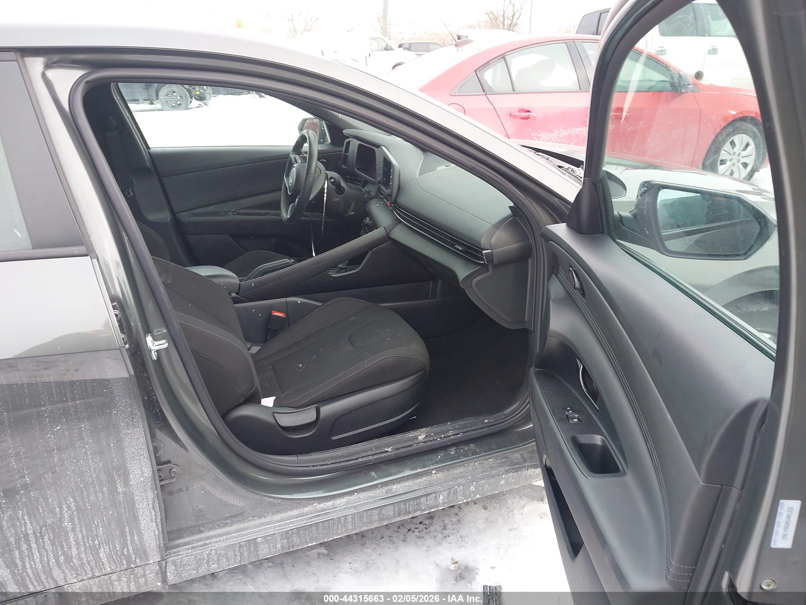 HYUNDAI ELANTRA image 5