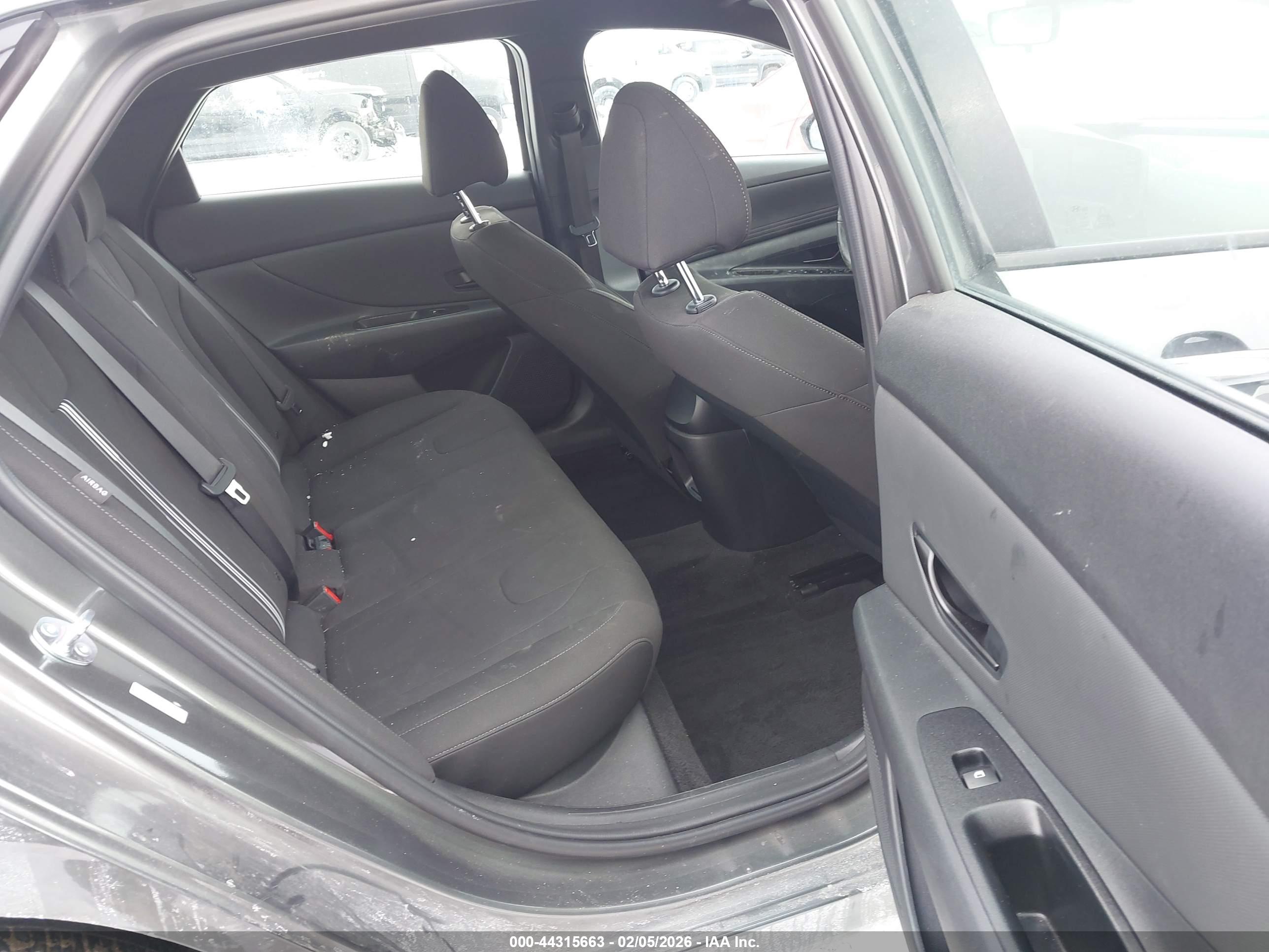 HYUNDAI ELANTRA image 8