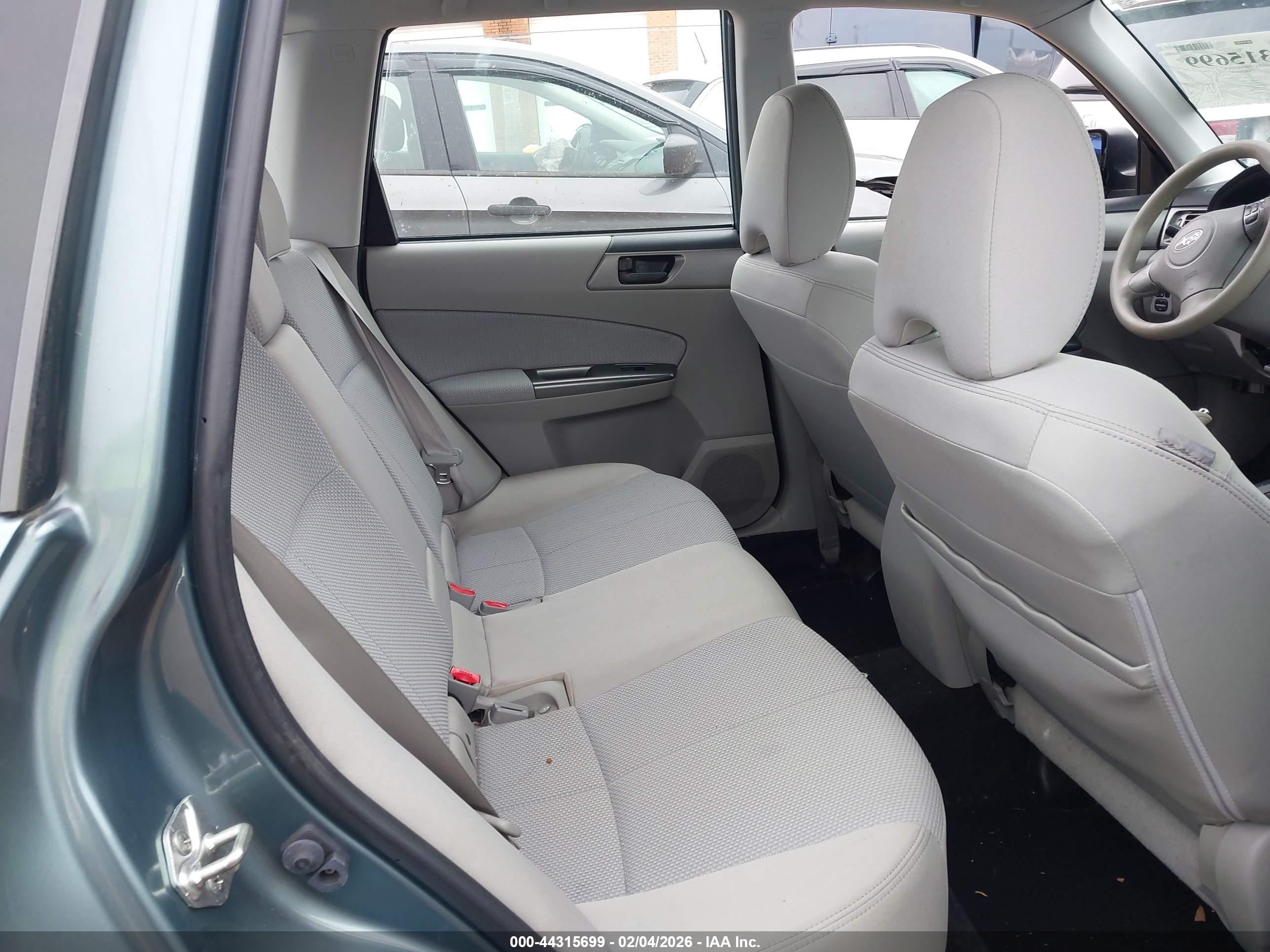 SUBARU FORESTER image 8