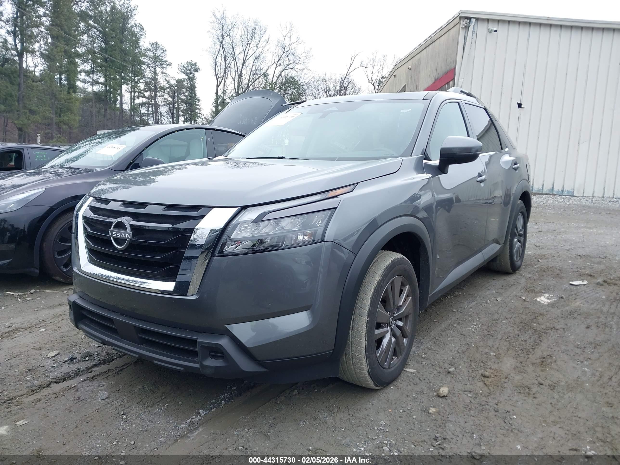 NISSAN PATHFINDER image 2
