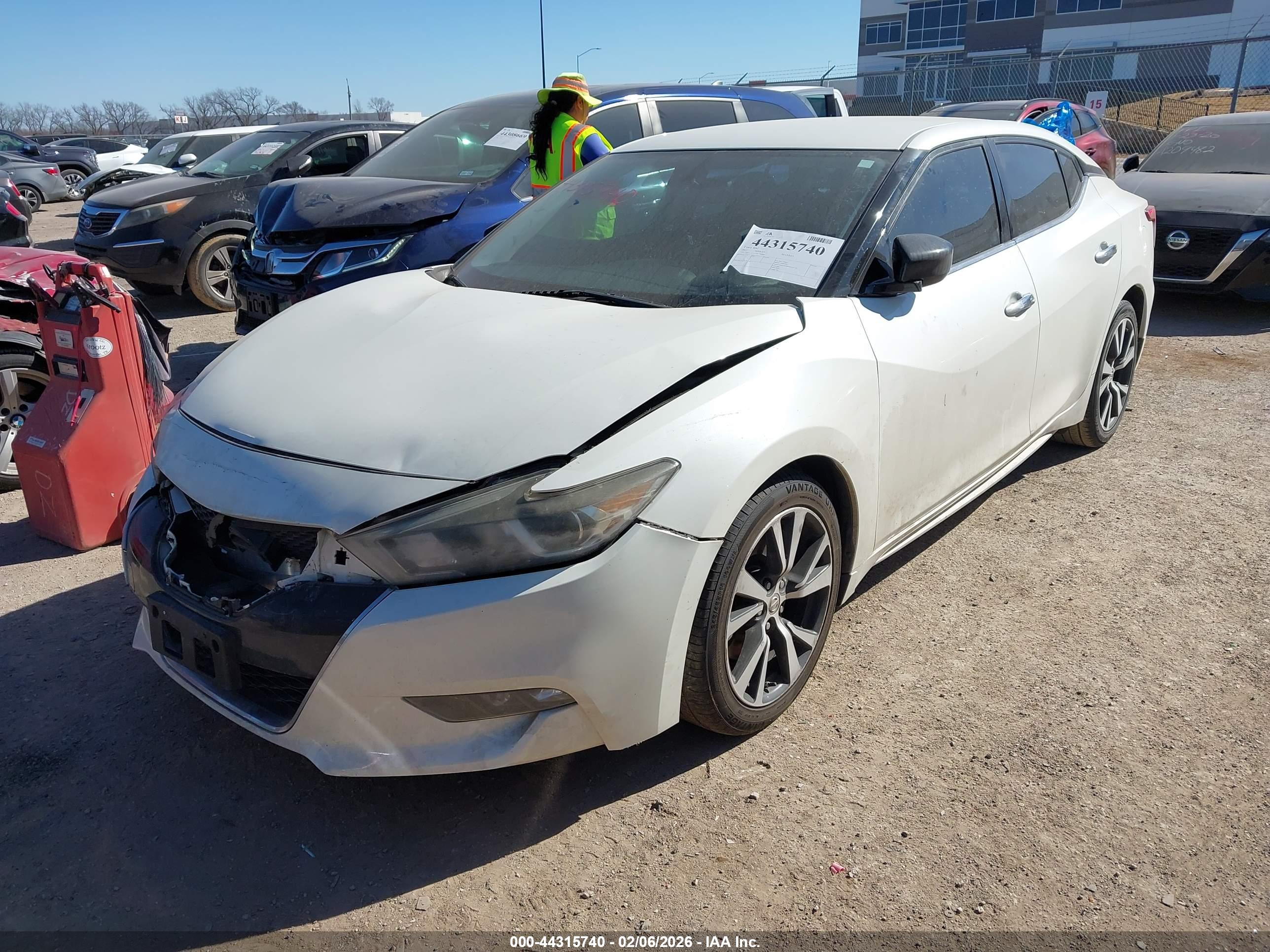 NISSAN MAXIMA image 2