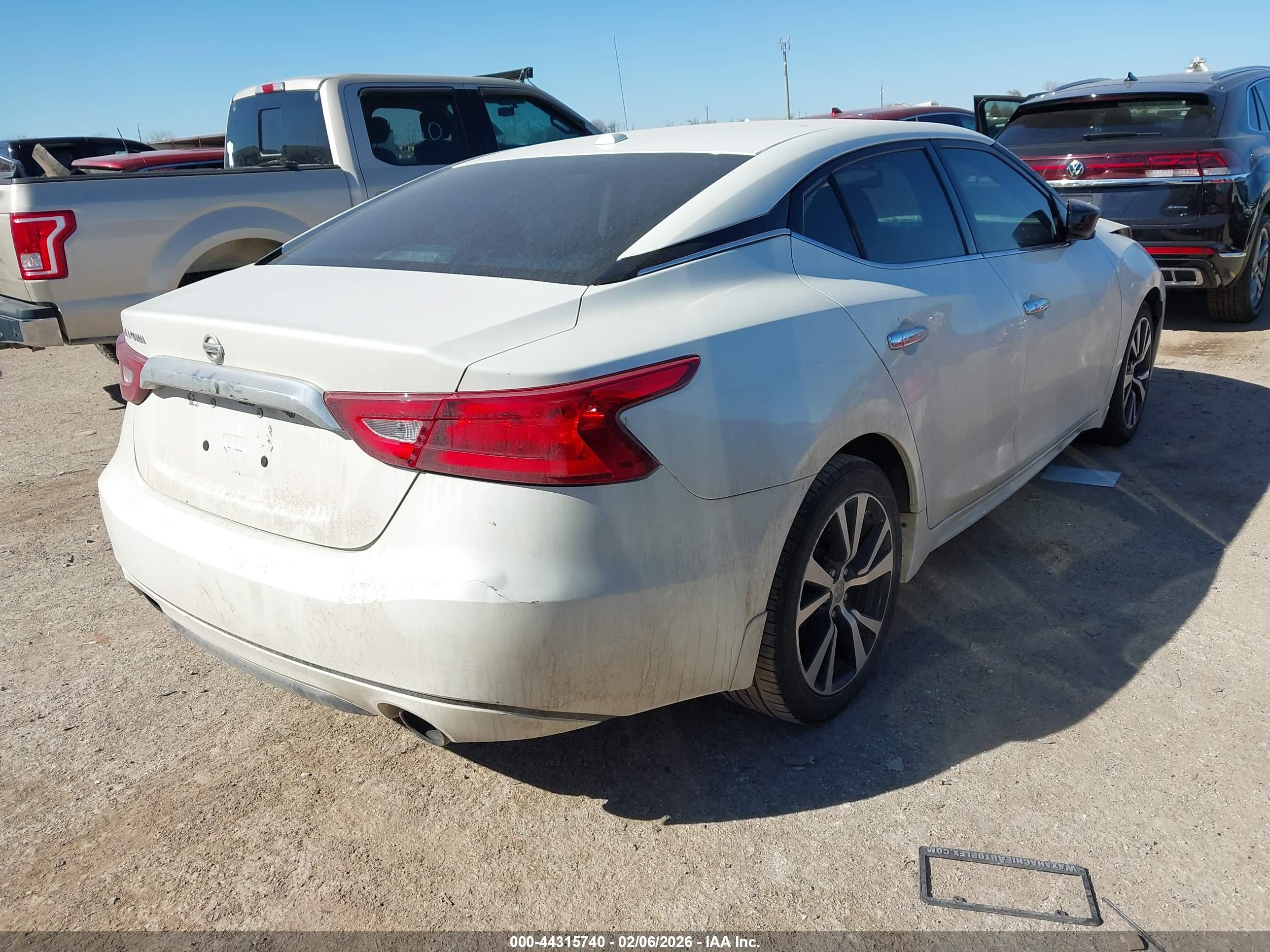 NISSAN MAXIMA image 4