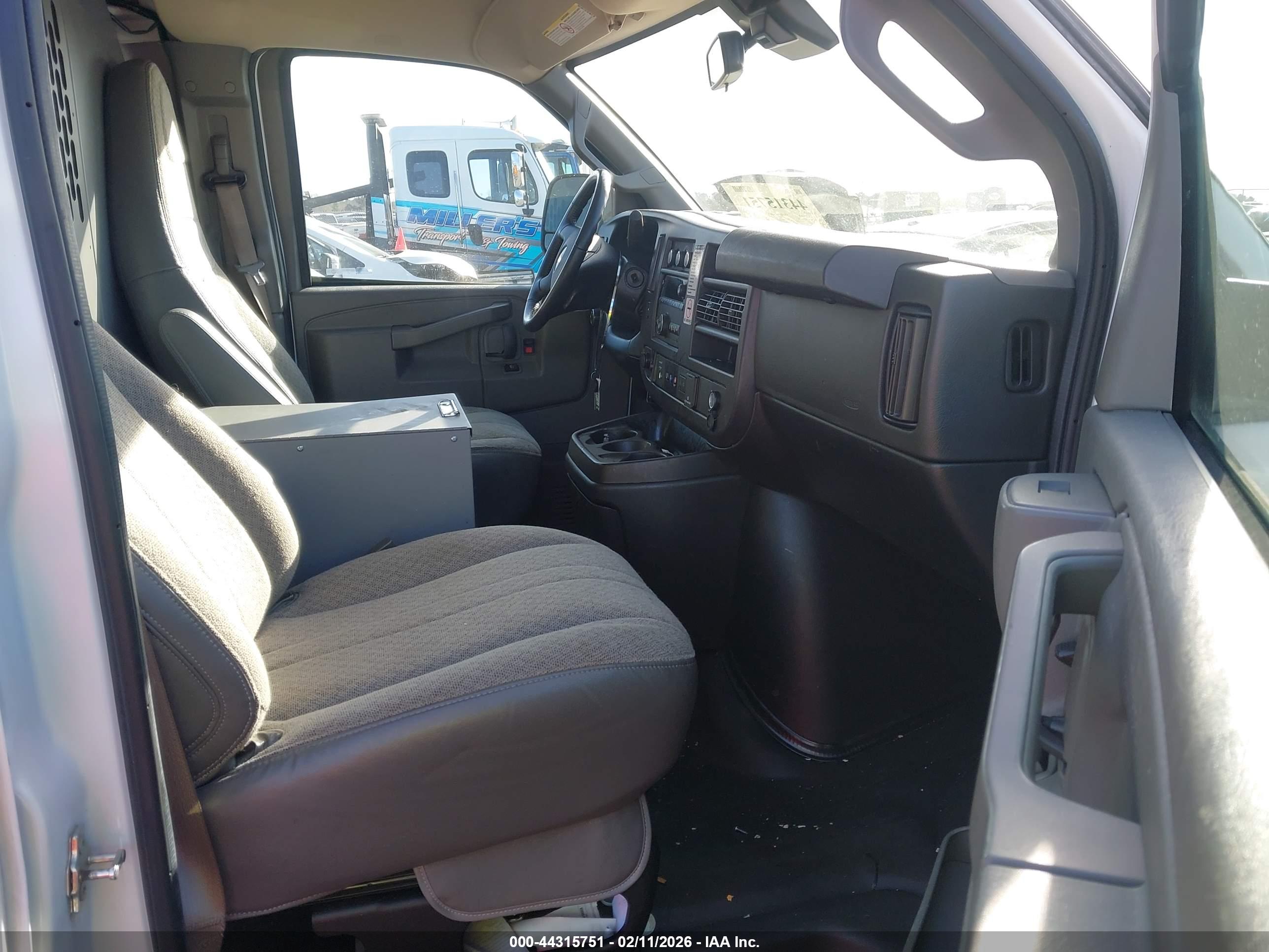 CHEVROLET EXPRESS image 5