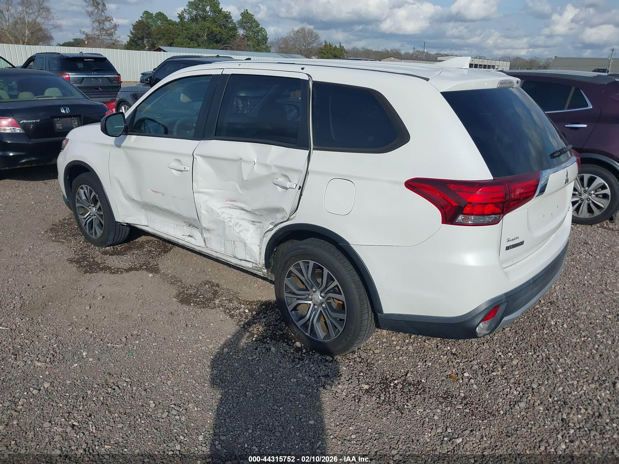 MITSUBISHI OUTLANDER image 3