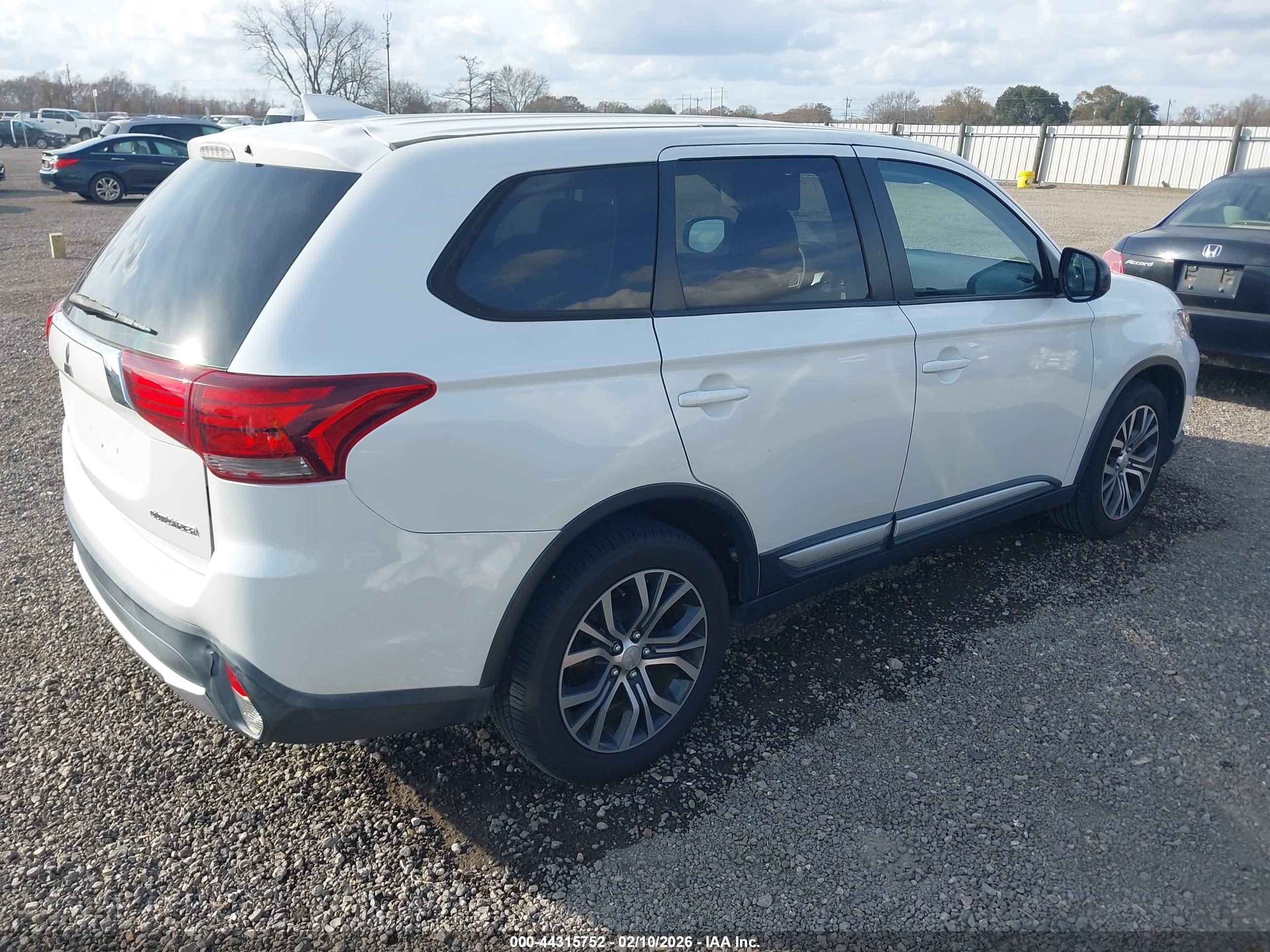 MITSUBISHI OUTLANDER image 4